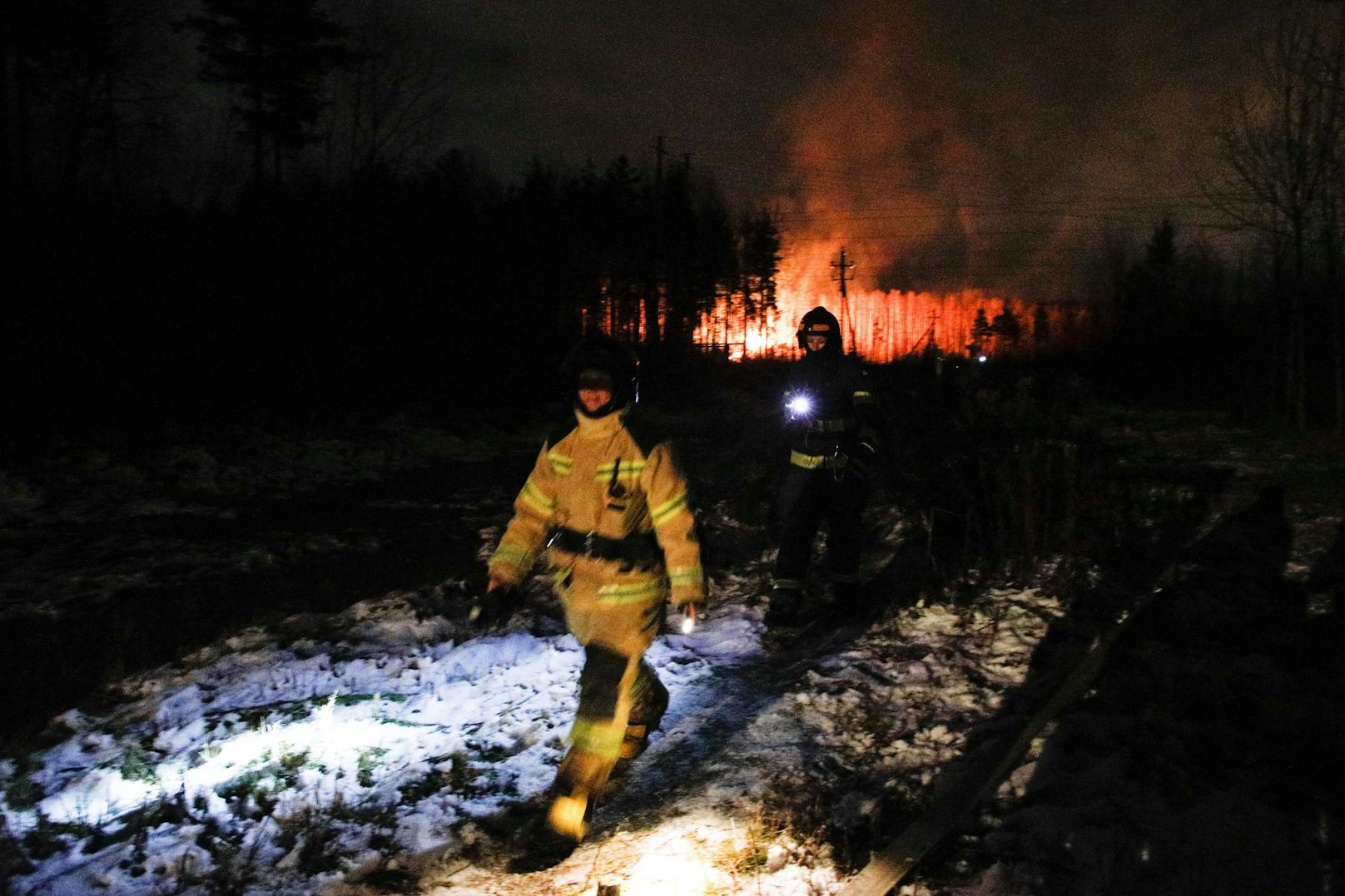 Feuerwehr, Rettungskräfte und ein Notfallteam der Gazprom rückten zur Brandbekämpfung aus.