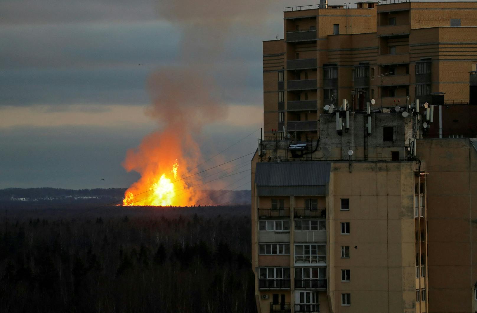Eine Gas-Pipeline in der Region Leningrad ist am 19. November 2022 in einem riesigen Feuerball explodiert.