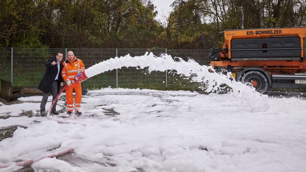 Stadtrat Jürgen Czernohorszky am Mistplatz Wien-Auhof: MA48 simuliert Schnee mit Schaum.