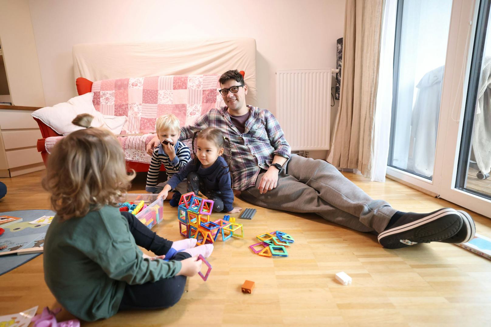 Ein Kindergarten in der eigenen Wohnung – für den gebürtigen Ungar kein Problem.