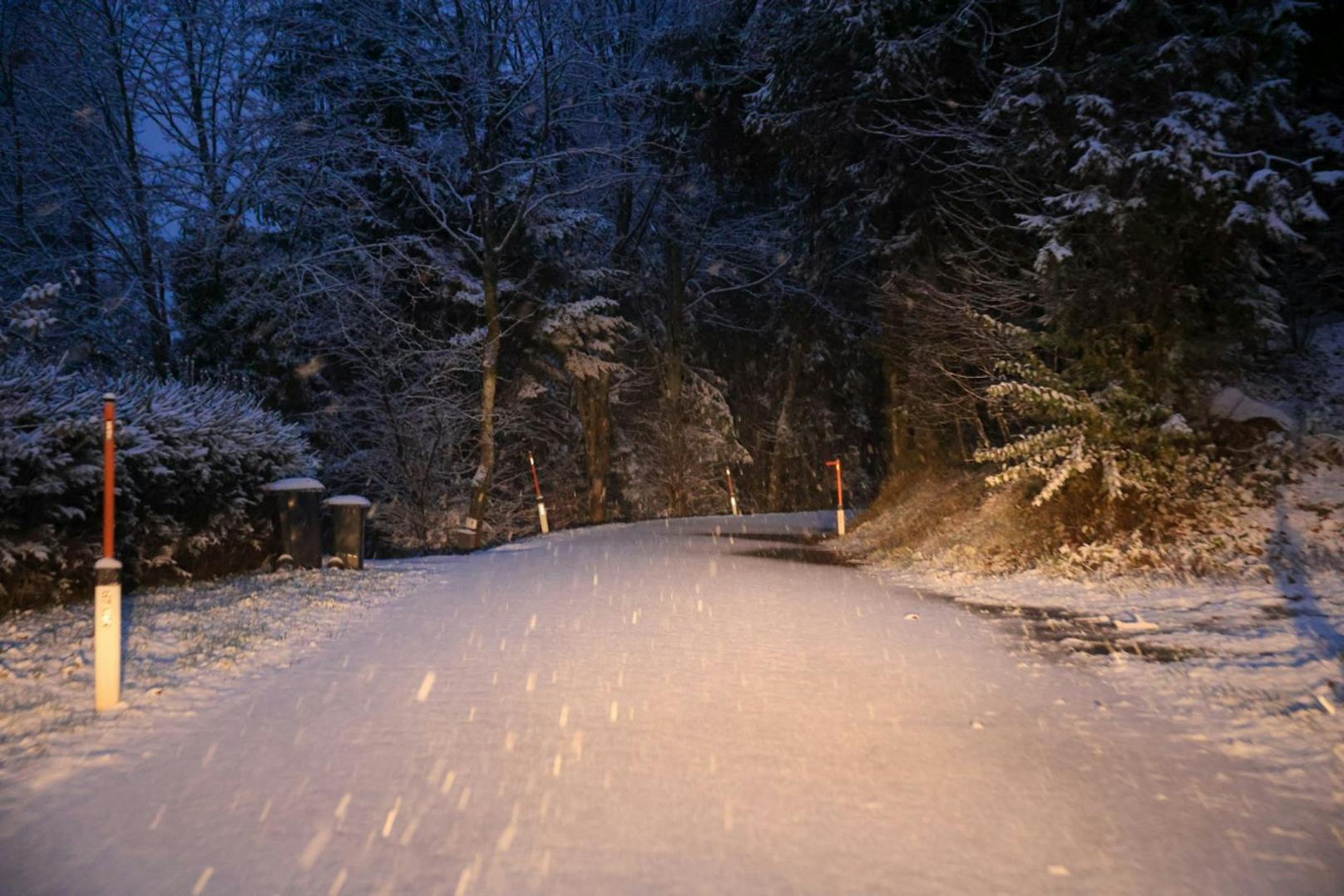 In vielen Teilen Oberösterreichs liegt bereits Schnee auf den Straßen.