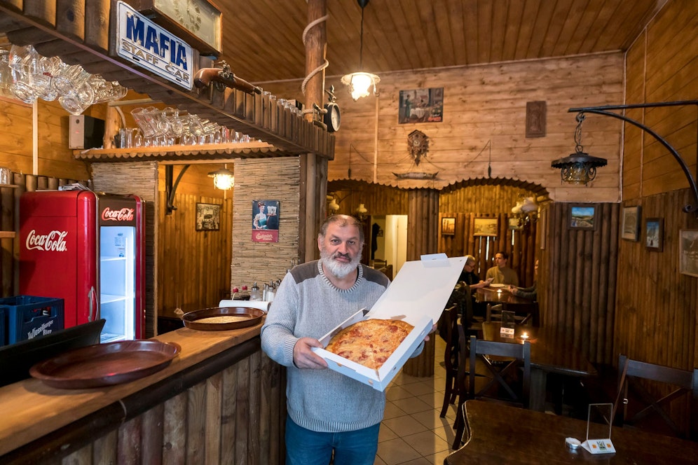 Die Pizzeria Mafiosi in der Reindorfgasse (Rudolfsheim-Fünfhaus) ist in der Gasse um 20 Meter nach unten gezogen – Stammkunden, Personal und Einrichtung sind mitgezogen.