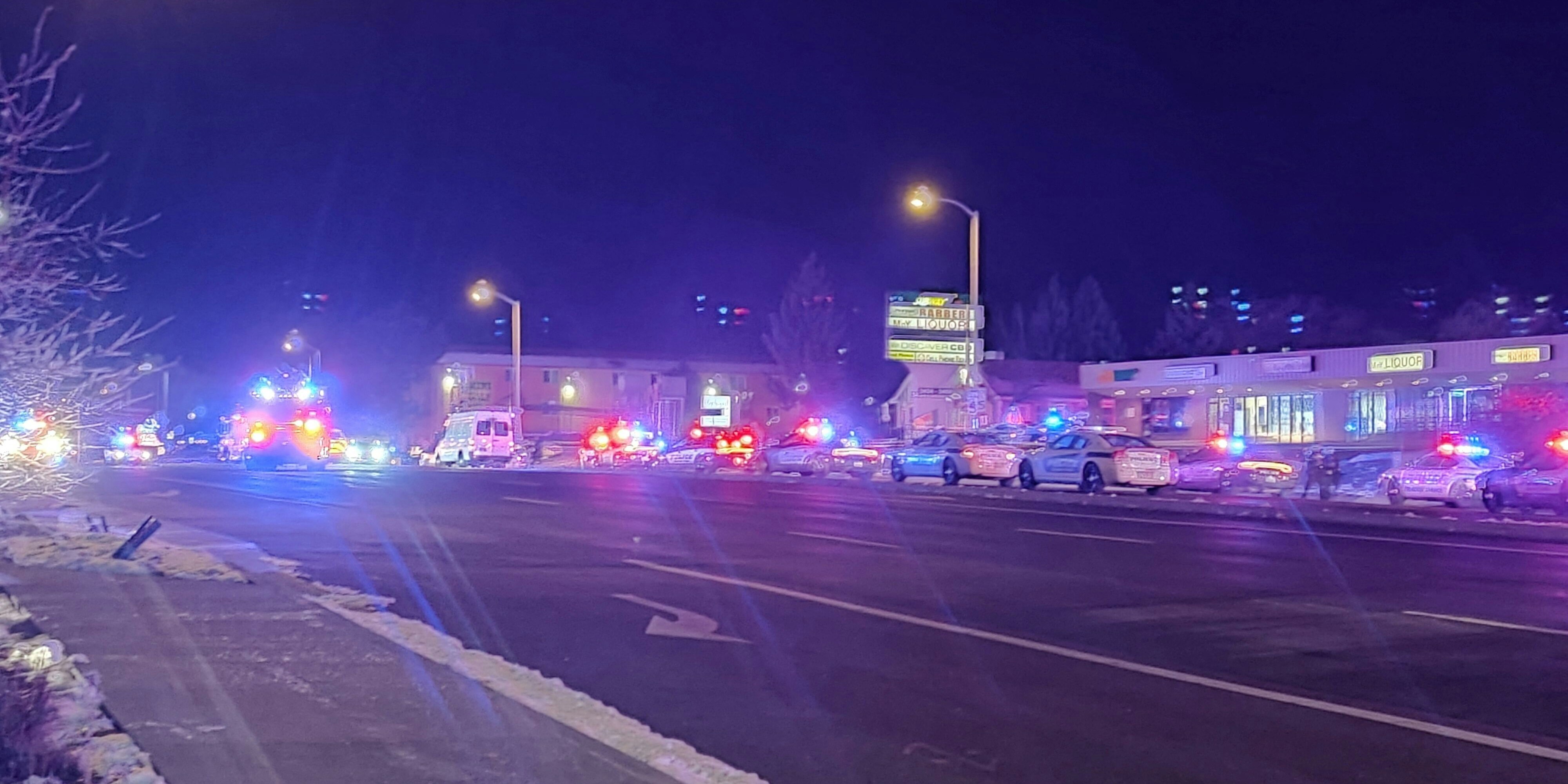 Unzählige Polizisten sind vor Ort.