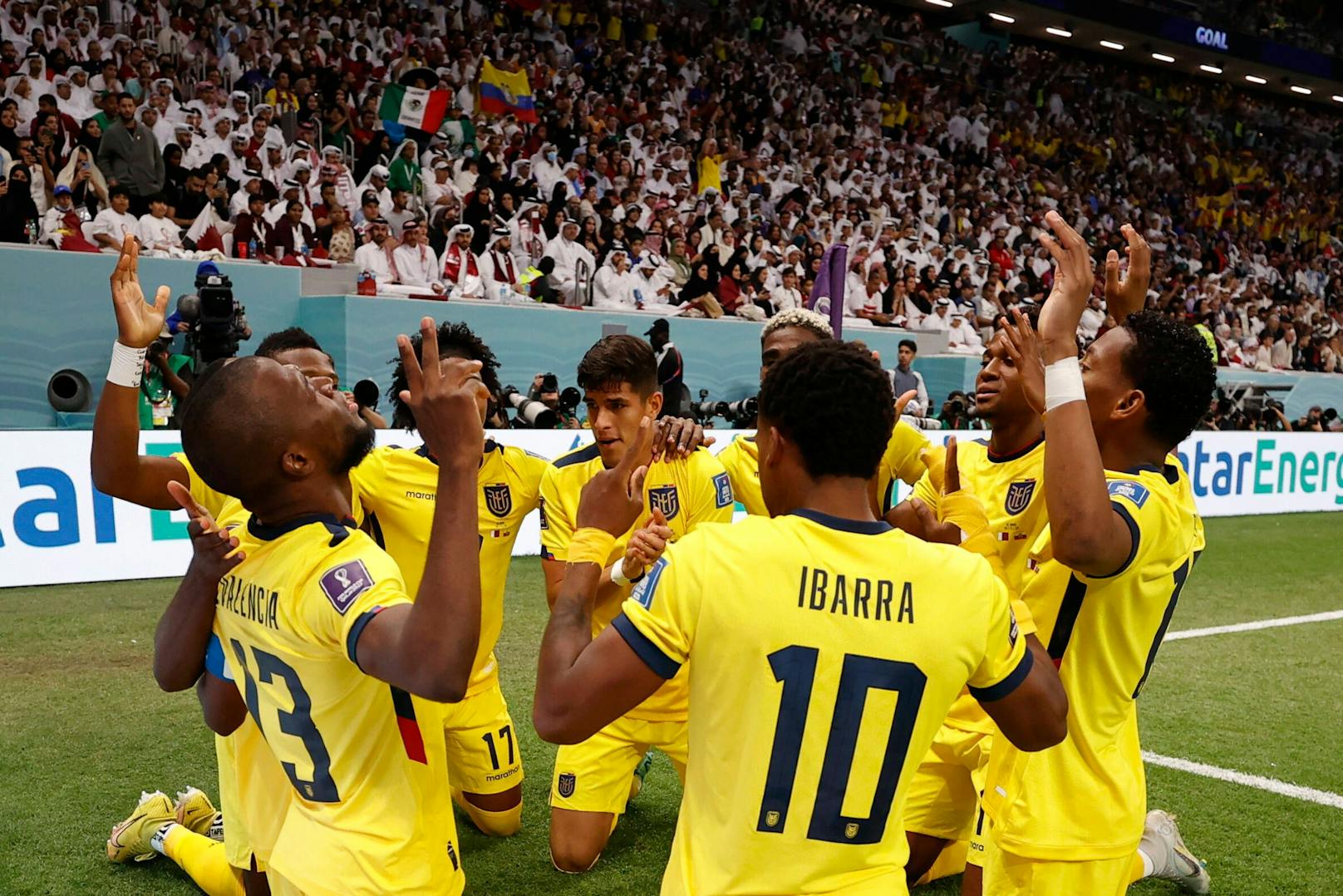 Die Ecuador-Spieler jubeln im Kreis.