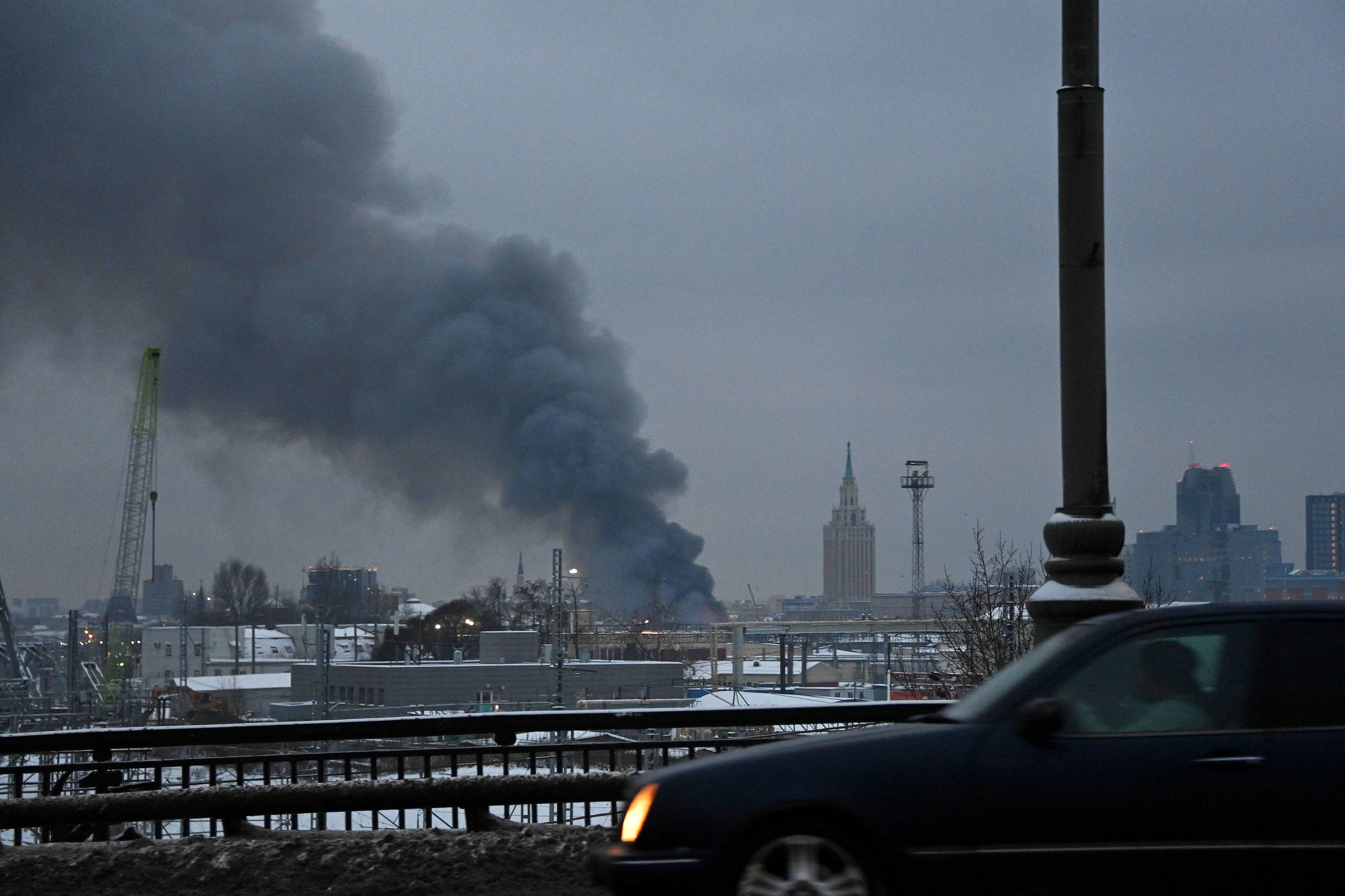 Russia Fire 8320590 20.11.2022 Smoke rises into the air from a warehouse near Komsomolskaya Square in Moscow, Russia. Evgeny Odinokov / Sputnik Moscow Russia PUBLICATIONxINxGERxSUIxAUTxONLY Copyright: xEvgenyxOdinokovx 