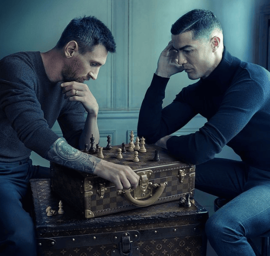 Lionel Messi und Cristiano Ronaldo am Schachbrett