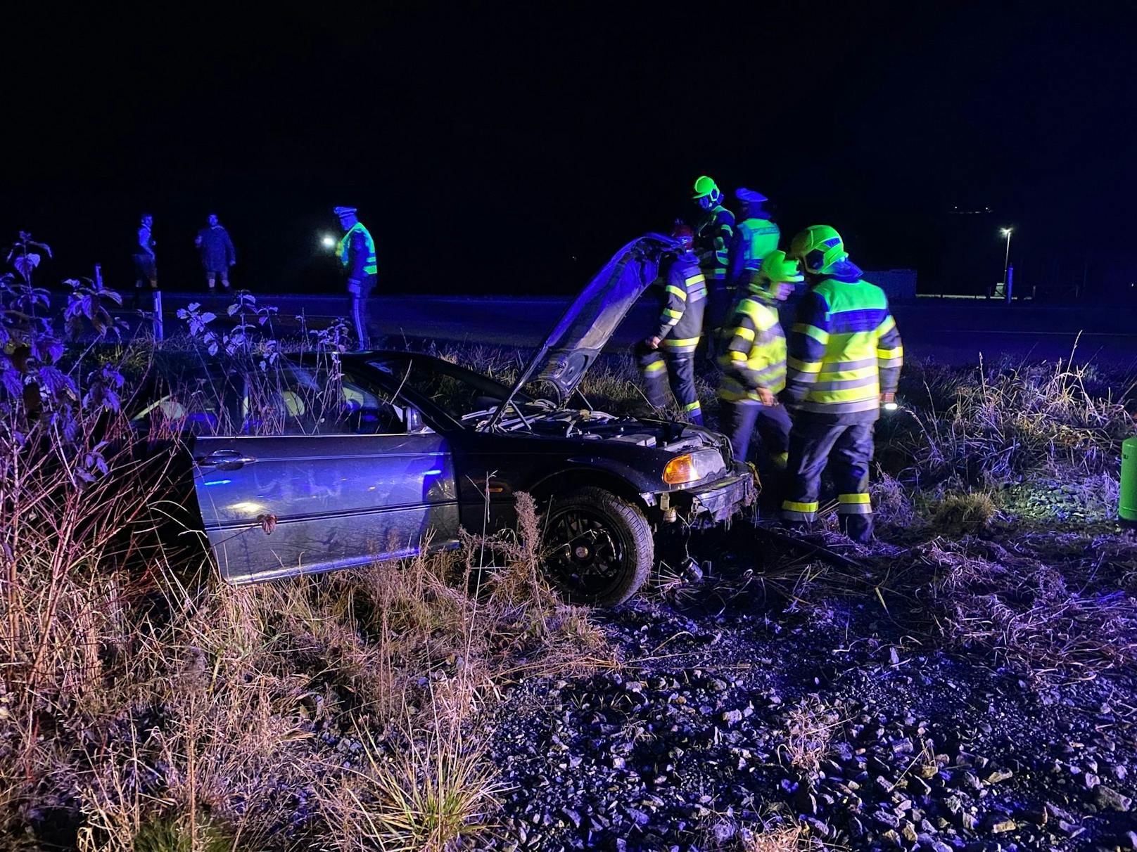 Beim Eintreffen der Feuerwehren am Unfallort auf der L118 war der Lenker des BMW nicht auffindbar.