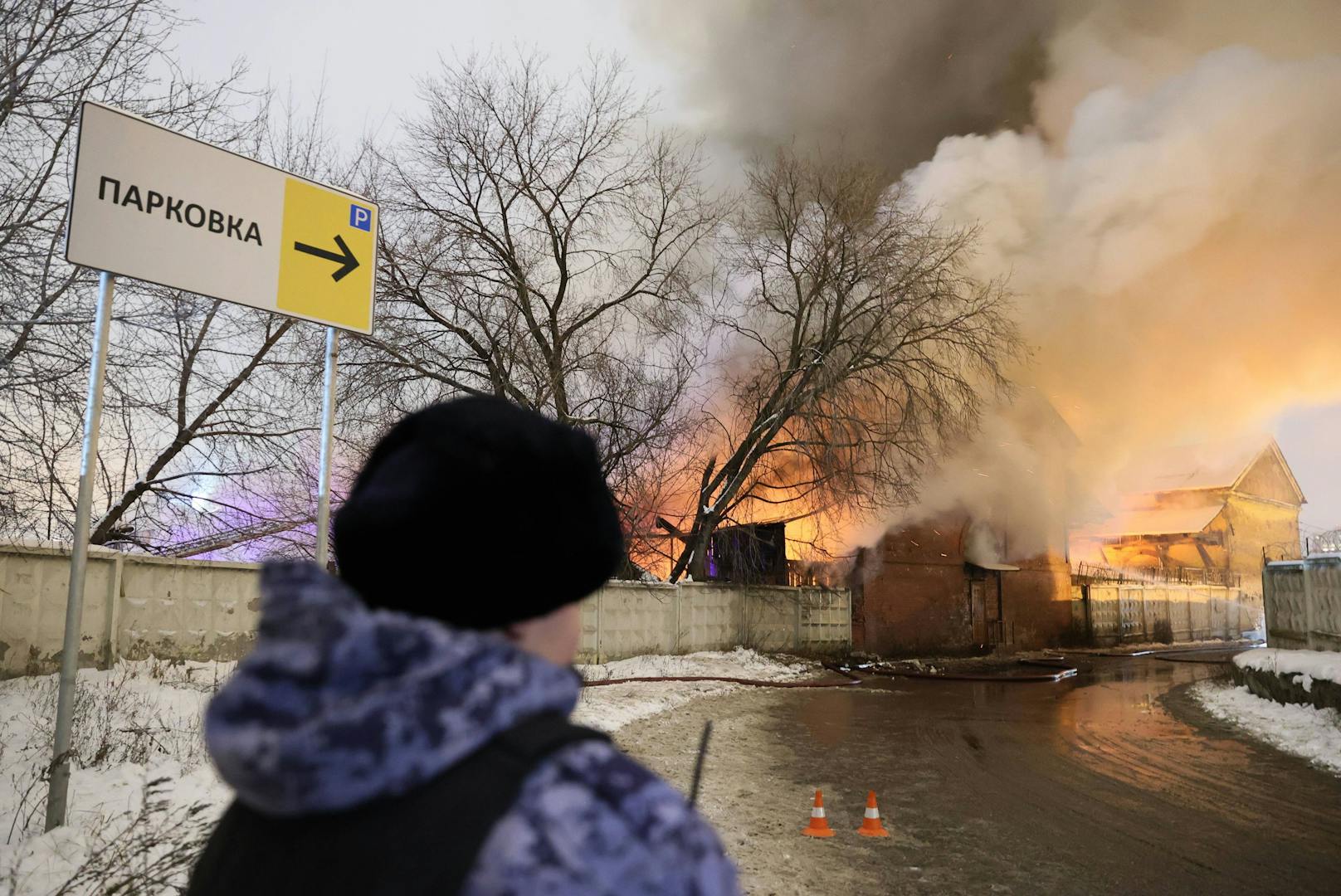 Ein Lagerhaus nahe dem Komsomolskaja-Platz mitten in Moskau ist am 20. November 2022 plötzlich in Flammen aufgegangen.