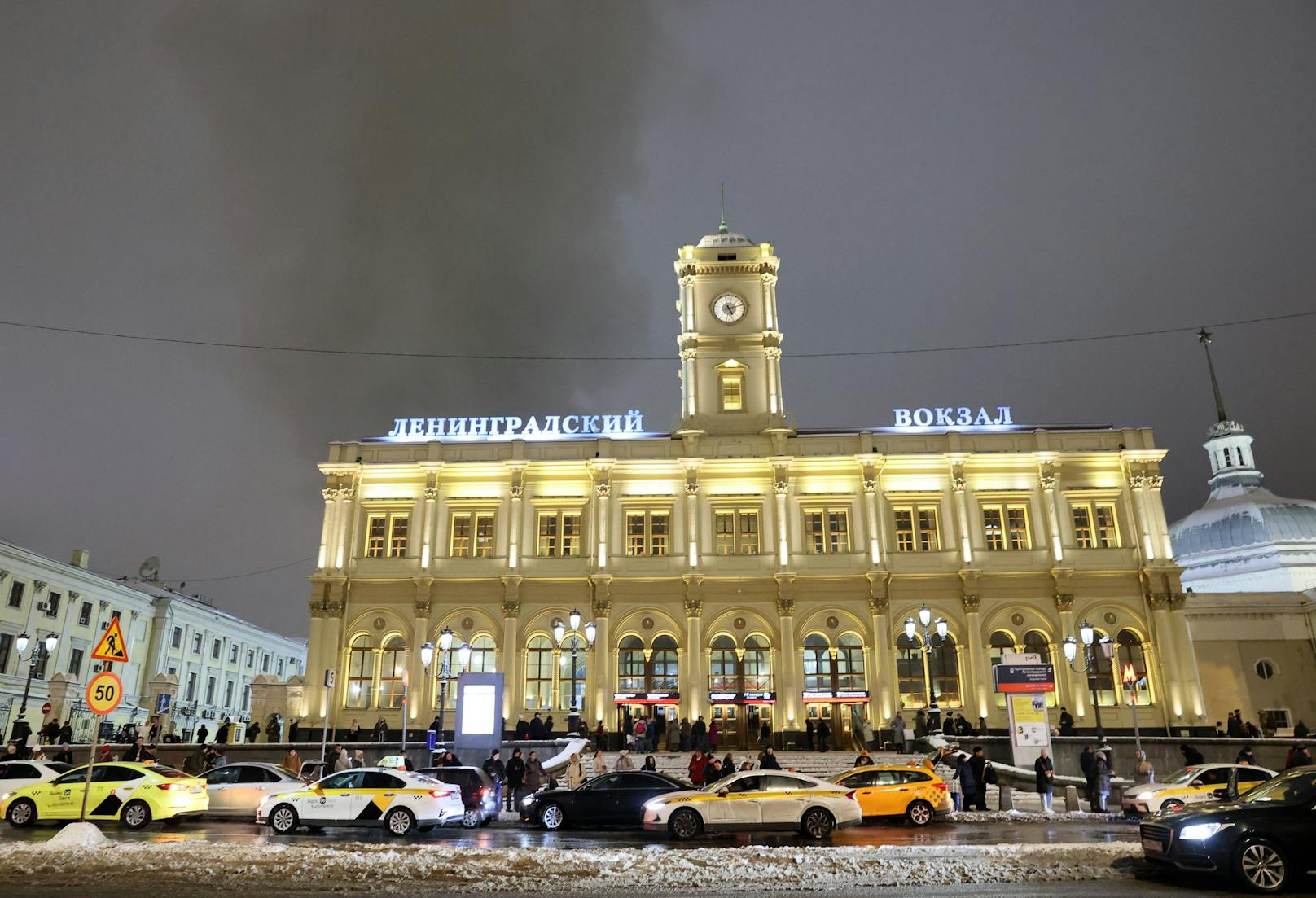 Dort befindet sich unter anderem der wichtige Bahnhof in die Region Leningrad und St. Petersburg (im Bild).