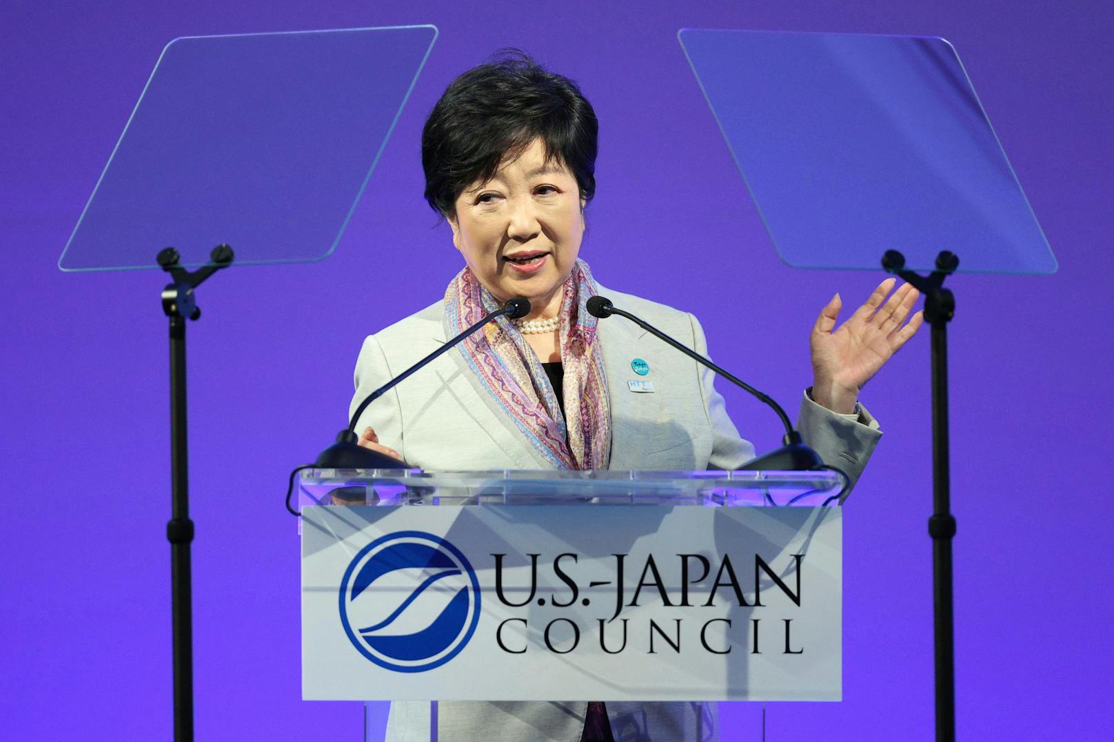 Die Gouverneurin Tokios, Yuriko Koike, will mit Rollkragenpullovern Strom sparen.