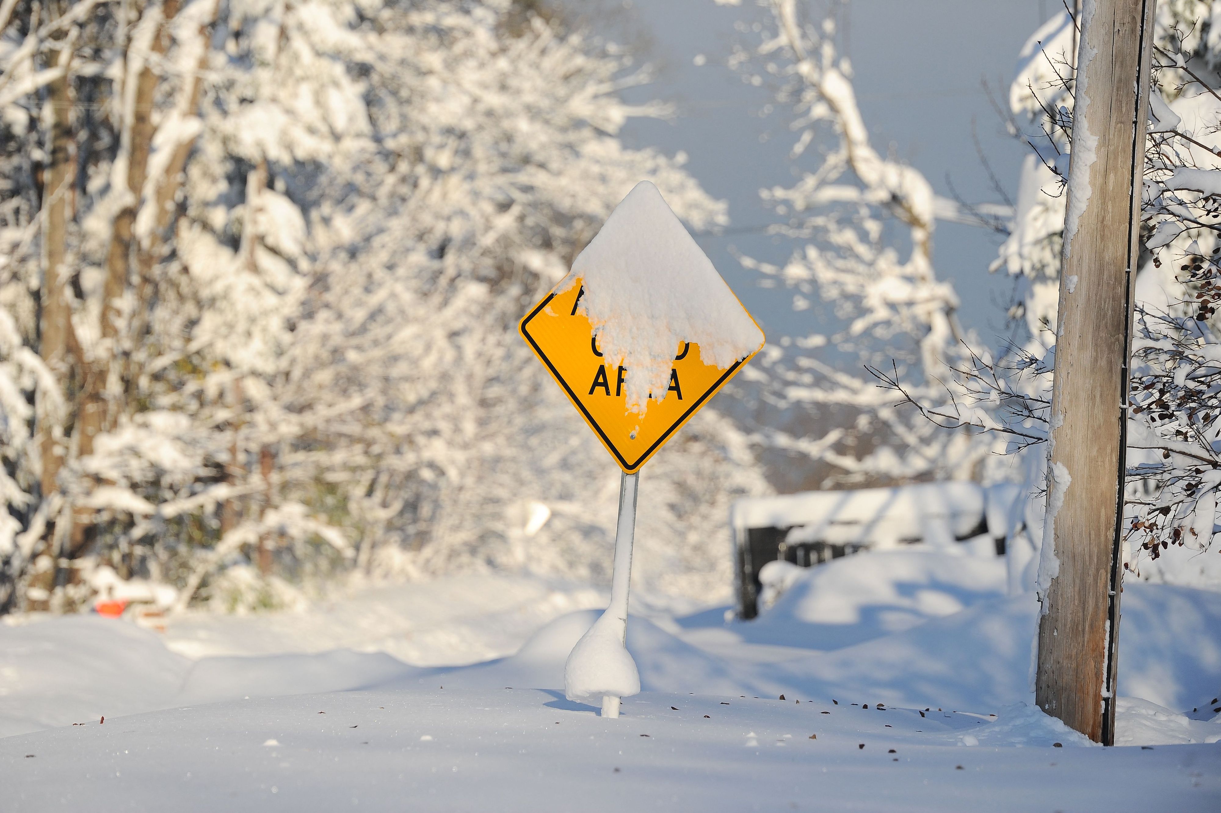 Download von www.picturedesk.com am 20.11.2022 (17:25).  HAMBURG, NY - NOVEMBER 19: A snow covered sign protrudes from the snow after an intense lake-effect snowstorm impacted the area on November 19, 2022 in Hamburg, New York. Around Buffalo and the surrounding suburbs, the snowstorm resulted in up to five feet of accumulation and additional snowfall is forecast for the weekend. The band of snow is expected to return to the same hard hit areas and has resulted in at least two deaths. John Normile/Getty Images/AFP (Photo by John Normile / GETTY IMAGES NORTH AMERICA / Getty Images via AFP) - 20221119_PD9394 - Rechteinfo: Rights Managed (RM) Fotografische Urheberrechte sind garantiert. Der Kunde selbst hat insbesondere die Persönlichkeitsrechte der abgebildeten Personen in eigener Verantwortung zu beachten (AGBs Punkt 5). Nur für redaktionelle Nutzung durch Tageszeitungen und Onlinemedien!