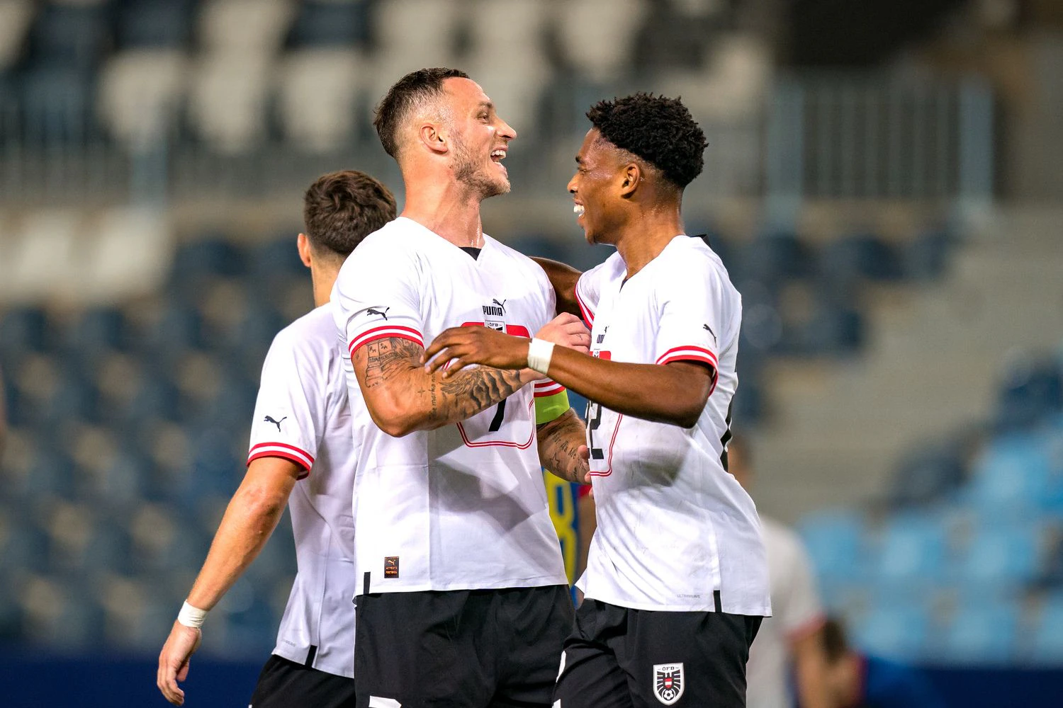 Marko Arnautovic und Junior Adamu.