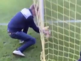 Der "Fan" tauscht die Flasche des Keepers aus.