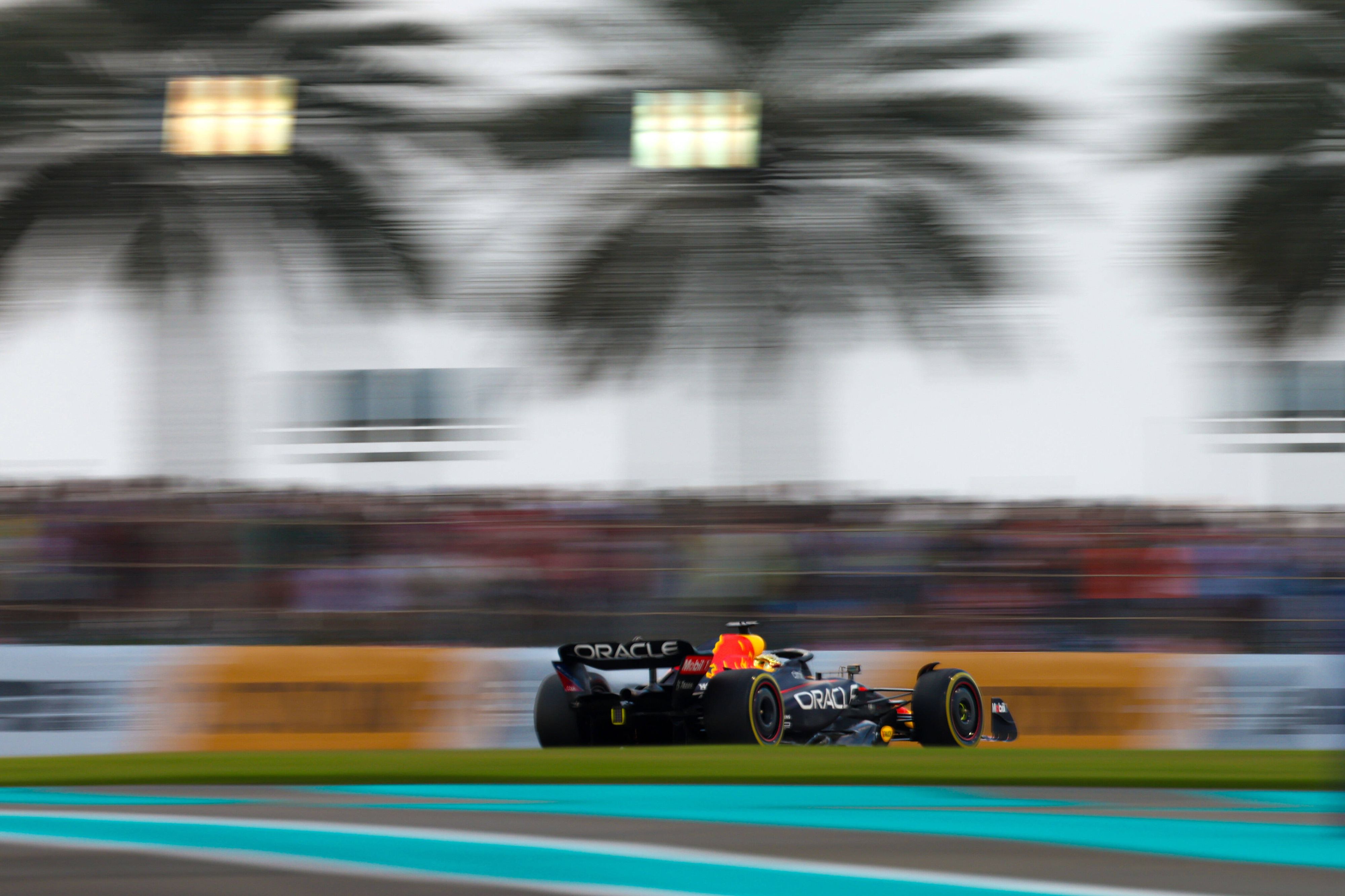 Max Verstappen rast in Abu Dhabi zum Sieg.
