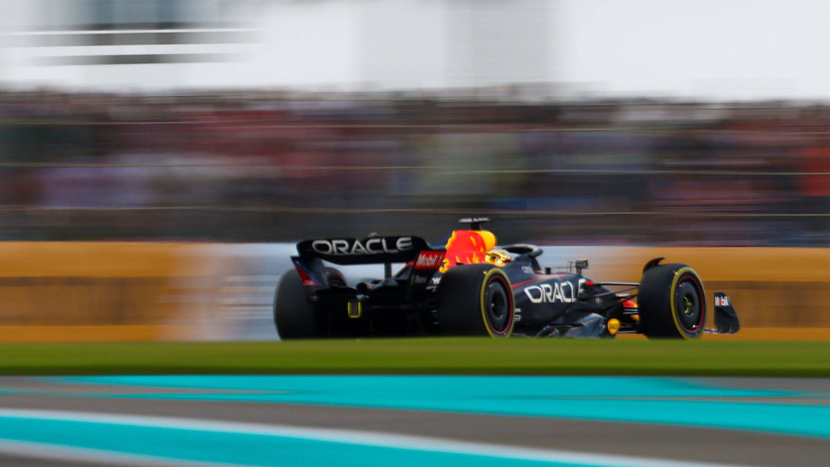Max Verstappen rast in Abu Dhabi zum Sieg.