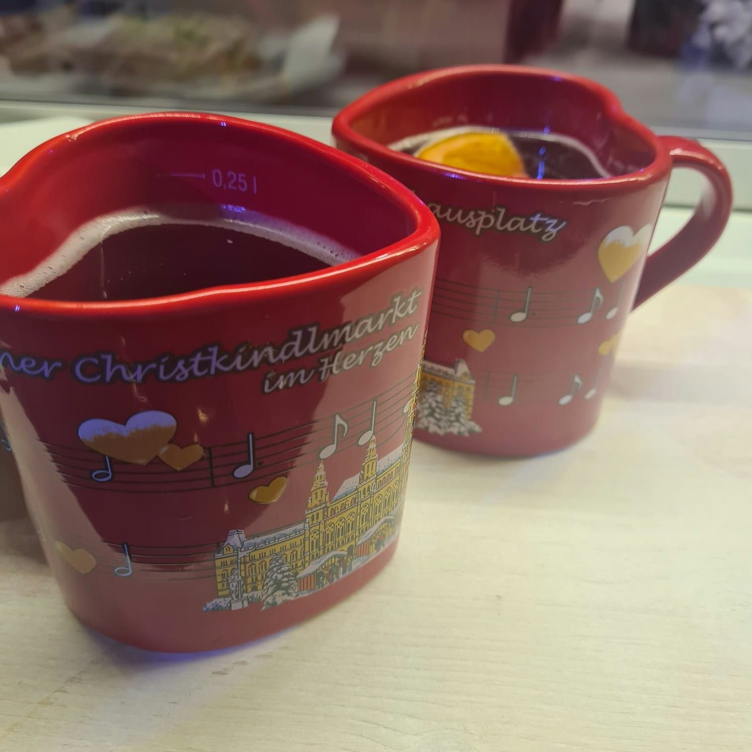 Babsi warnt: "Achtet auf eure Becher!"