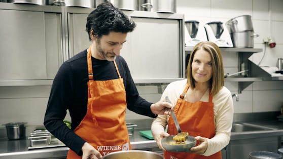 Ein Mitarbeiter der Wiener Tafel und ORF-Star Barbara Stöckl beim Kochen der "Suppe mit Sinn" – von den Einnahmen geht ein Teil an die Wiener Tafel, die damit die Lebensmittelhilfe in der kalten Jahreszeit aufrecht erhält.