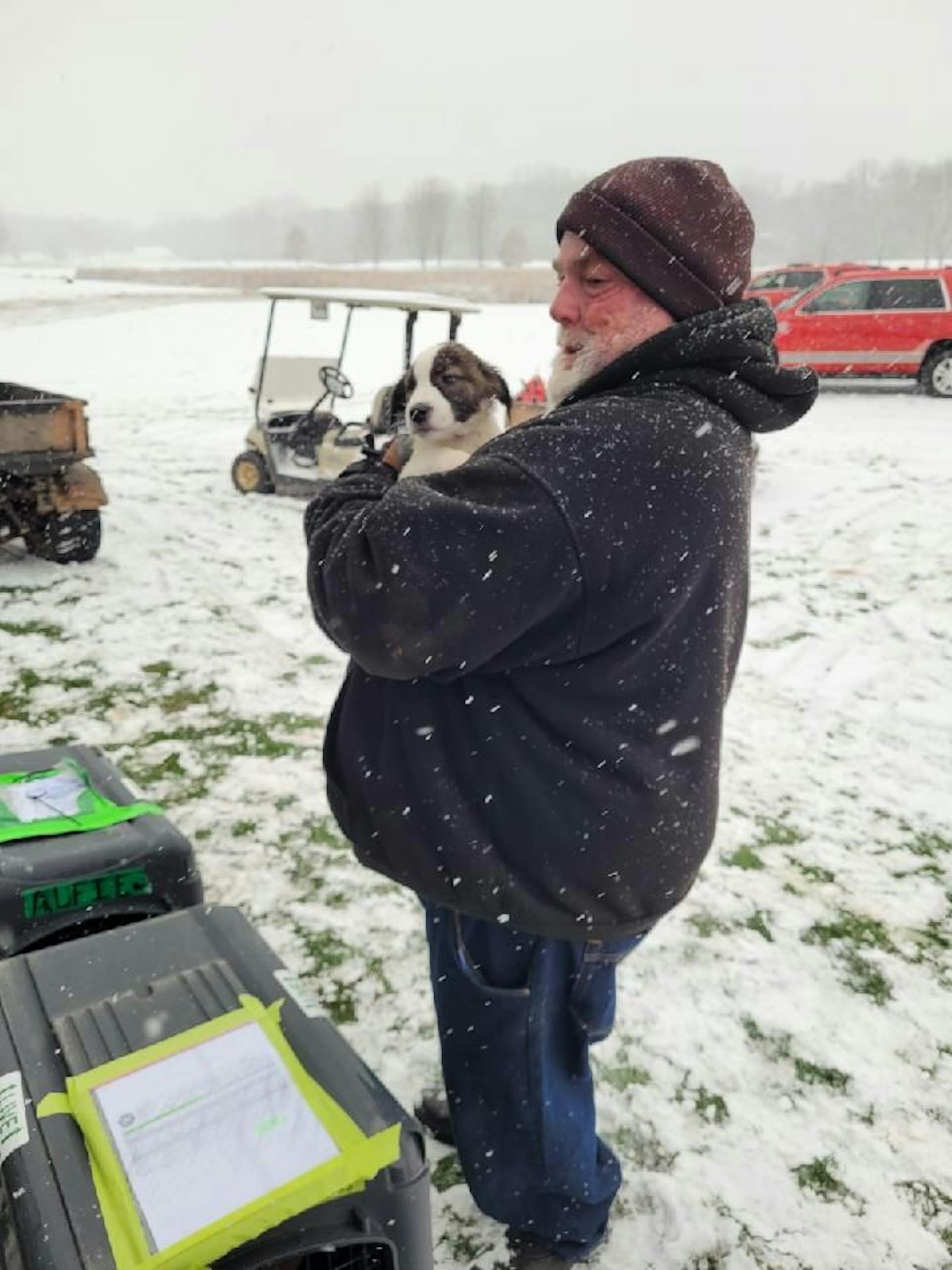 Ein Mitarbeiter des Golfplatzes mit einem der geretteten Hunde