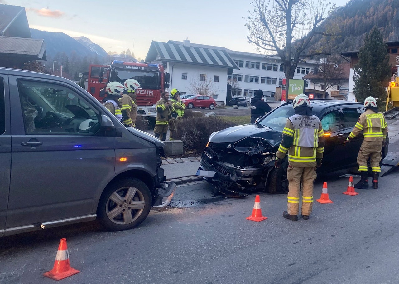 Heute.at - Heftiger Urlauber-Crash – drei Personen müssen ins Spital