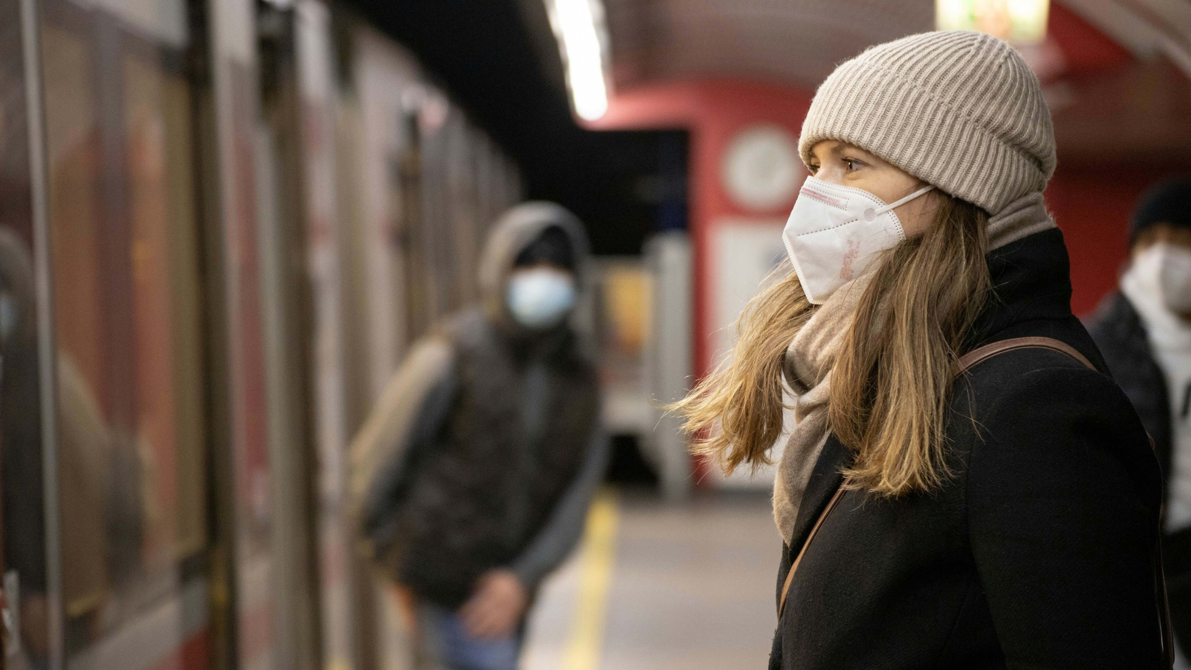 Download von www.picturedesk.com am 20.11.2022 (15:19).  Coronavirus: Aufgrund der Infektionsrate und der Virusmutationen herrscht ab 25.01.2021 eine FFP-2 Maskenpflicht in den öffentlichen Verkehrsmitteln. Im Bild: Ein Frau am Bahnsteig trägt eine FFP-2 Maske vor einer U-Bahn Garnitur. Wien, Österreich. 24.01.2021 // Due to the infection rate and the virus mutations FFP-2 masks are mandatory in Austria's public transportation from January 25th, 2021. Picture: A w oman wears a FFP-2 mask in front of a train. Vienna, Austria. January 2021 - 20210124_PD7997 - Rechteinfo: Rights Managed (RM)