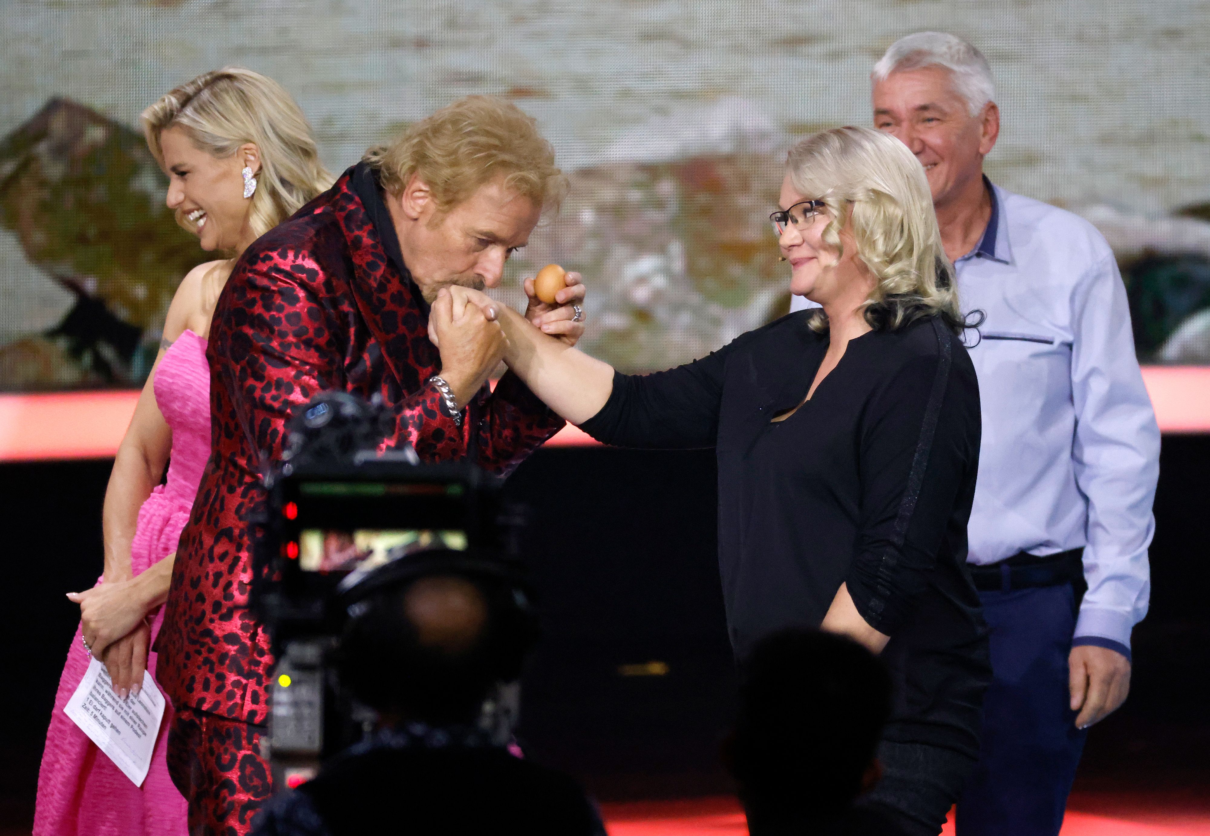 Dieses Busserl war wirklich unangenehm. Da muss sich sogar Michelle wegdrehen...