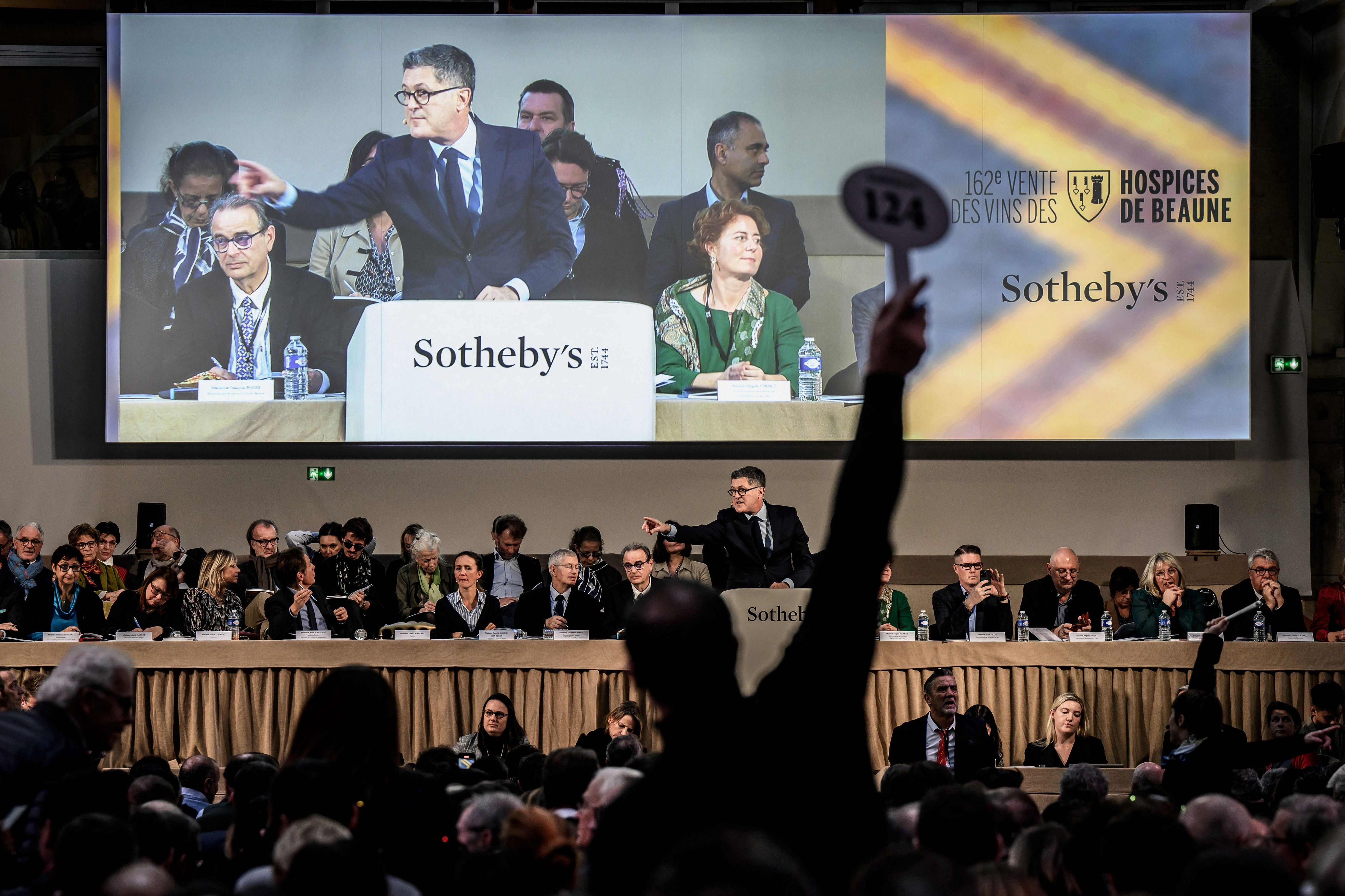 Download von www.picturedesk.com am 21.11.2022 (10:24).  An auctioneer supervises the Hospices de Beaune 162nd charity wine auction in Beaune, on November 20, 2022, central France. - The « Piece des Presidents » was sold for 810000 euros setting a new record. (Photo by JEFF PACHOUD / AFP) - 20221120_PD9293 - Rechteinfo: Rights Managed (RM) Nur fÃ¼r redaktionelle Nutzung! Werbliche Nutzung erfordert Freigabe: bitte schicken Sie uns eine Anfrage.