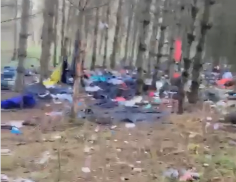 Bilder aus der Grenzregion: alte Rucksäcke, Kleidung und Müll