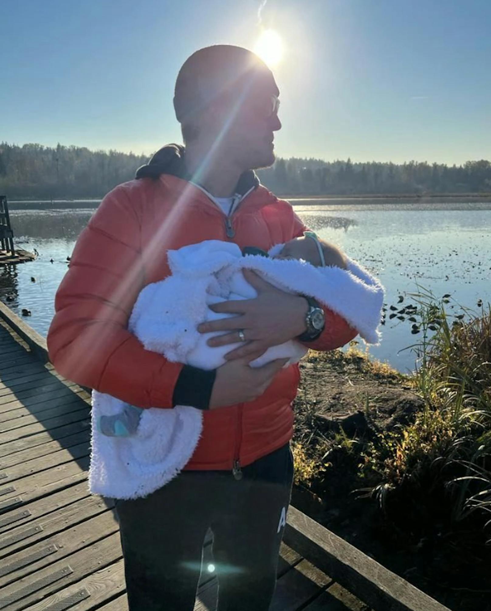 Michael Buble entzückt seine Fans mit diesem Foto und zeigt sein Baby in der Winterlandschaft.