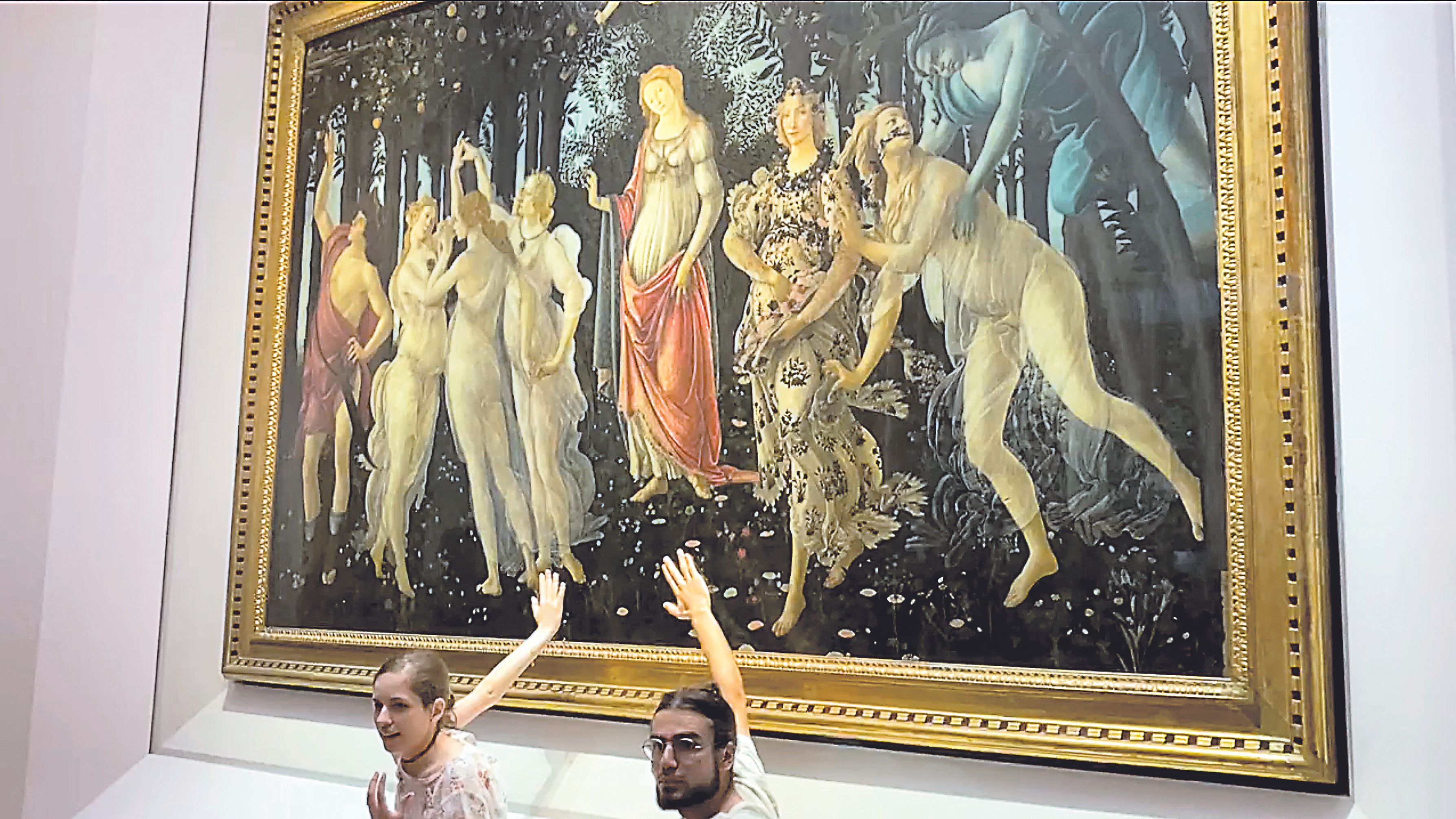 Aktivisten kleben sich in den Florentiner Uffizien an.