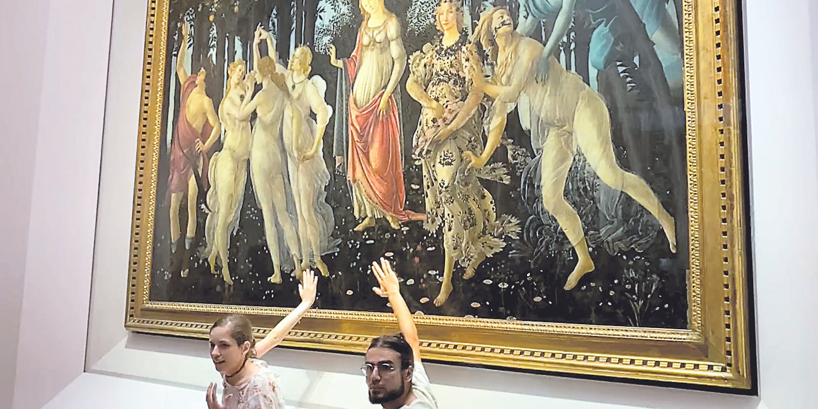 Aktivisten kleben sich in den Florentiner Uffizien an.