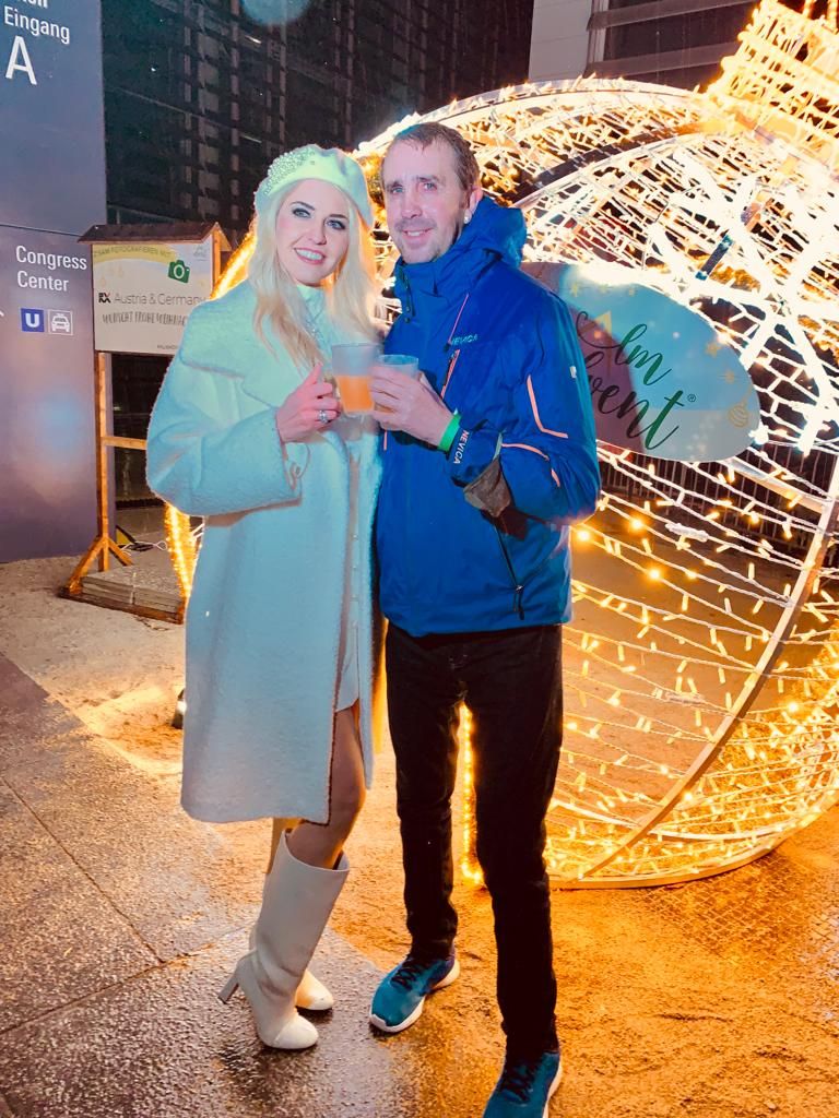 Winkler mit Miss Beatrice Turin: anstoßen ja, trinken lieber nicht …