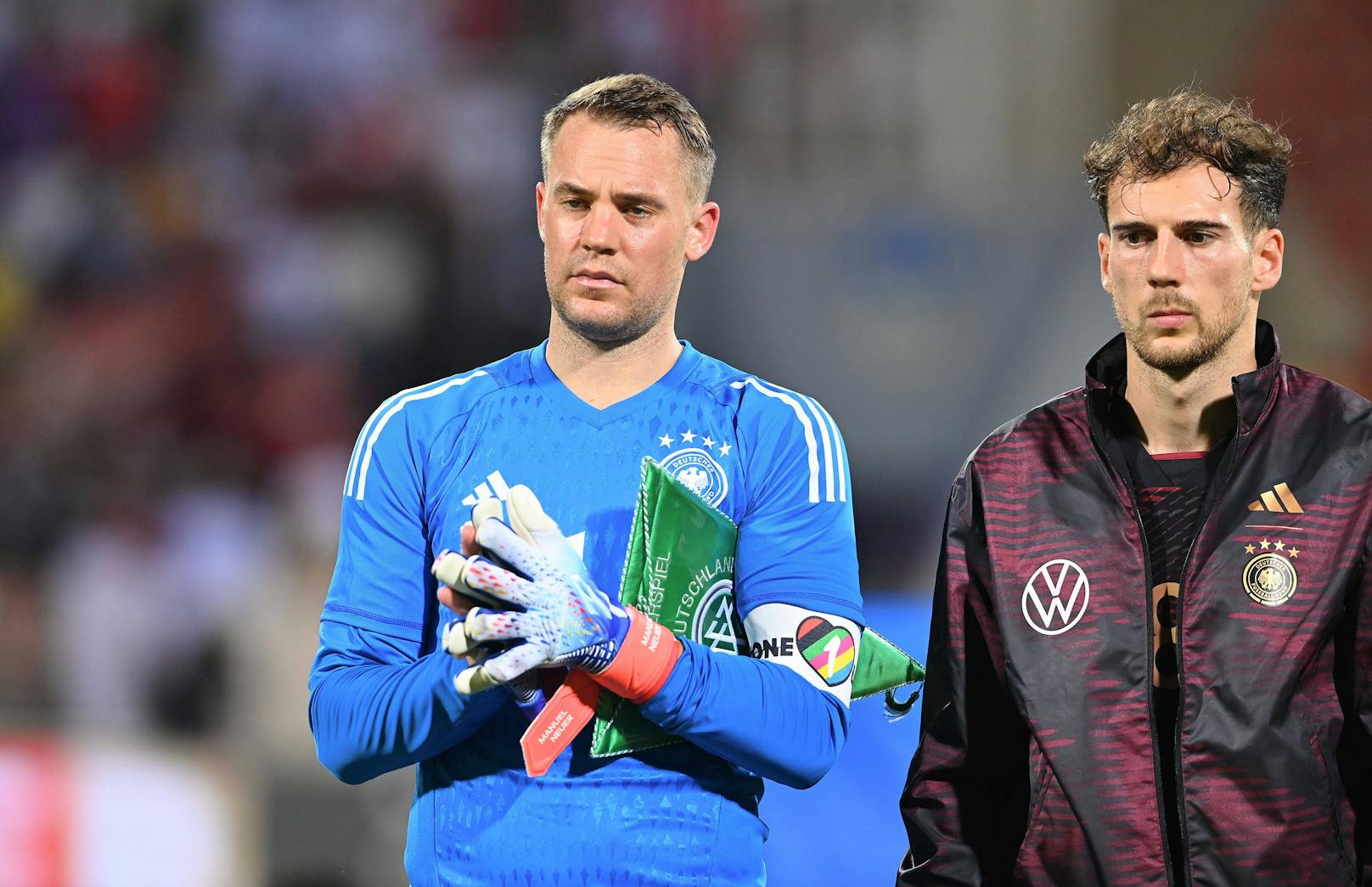 Kapitän Manuel Neuer neben Bayern-Kollege Leon Goretzka.