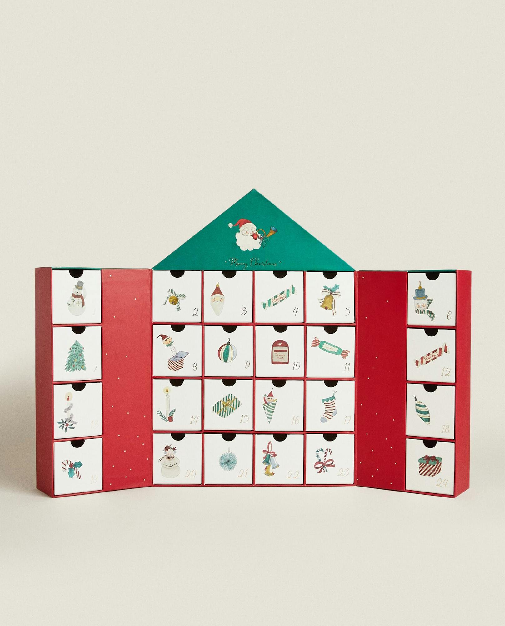 Verspielter Adventkalender in Häuschenform aus Holz mit süßen Motiven. Zu finden bei <a href="https://www.zarahome.com/at/adventskalender-in-h%C3%A4uschenform-c0p327079876.html?colorId=999&amp;srch=true">Zara Home</a> um 39,99 Euro.