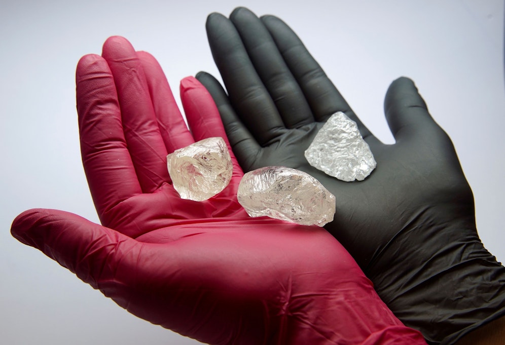 Alrosa schürfte 2021 diese seltenen DIamanten, darunter einen mit 242 Karat.
