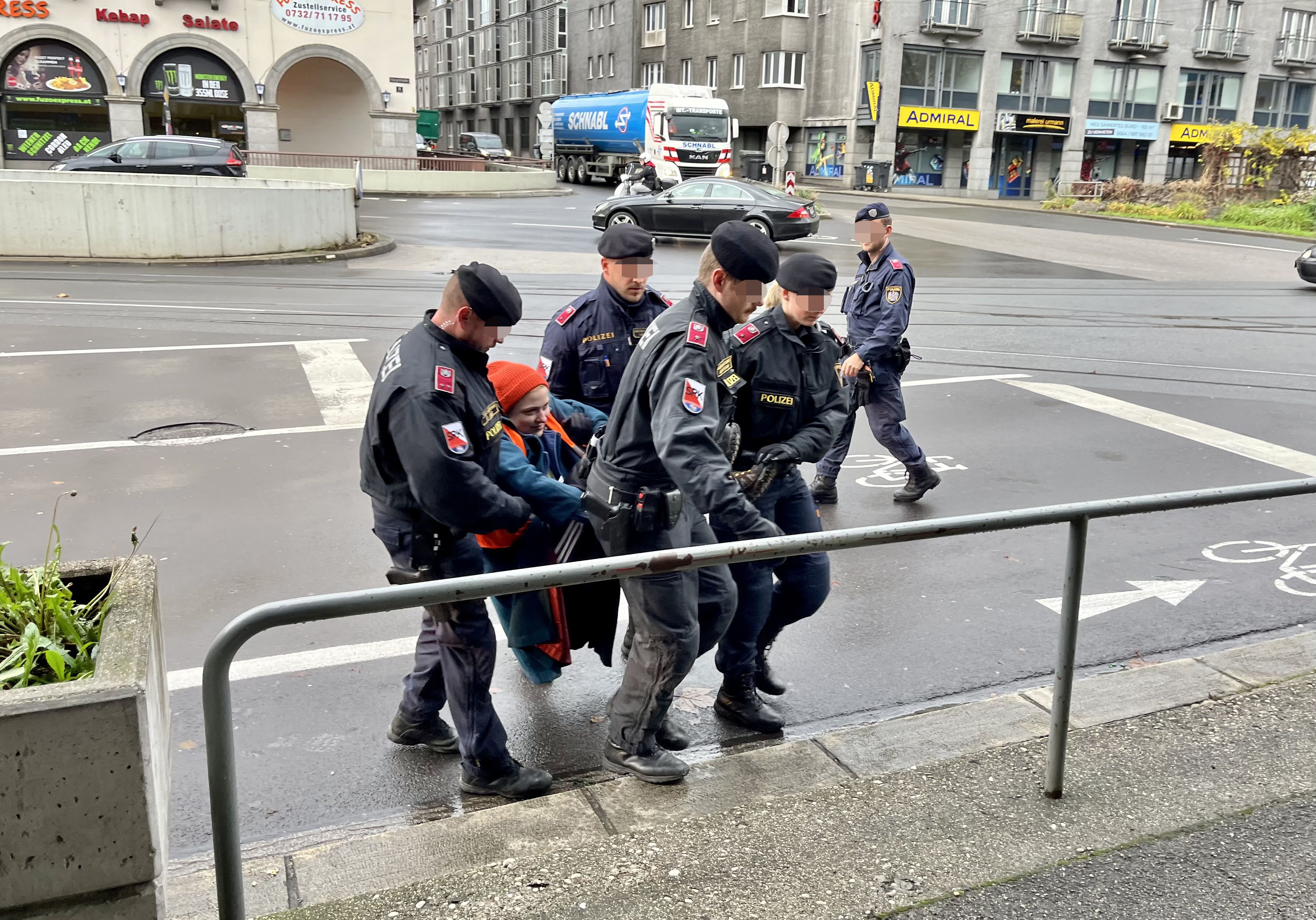 Aktivistin Jelena Saf wird von der Polizei weggetragen, 