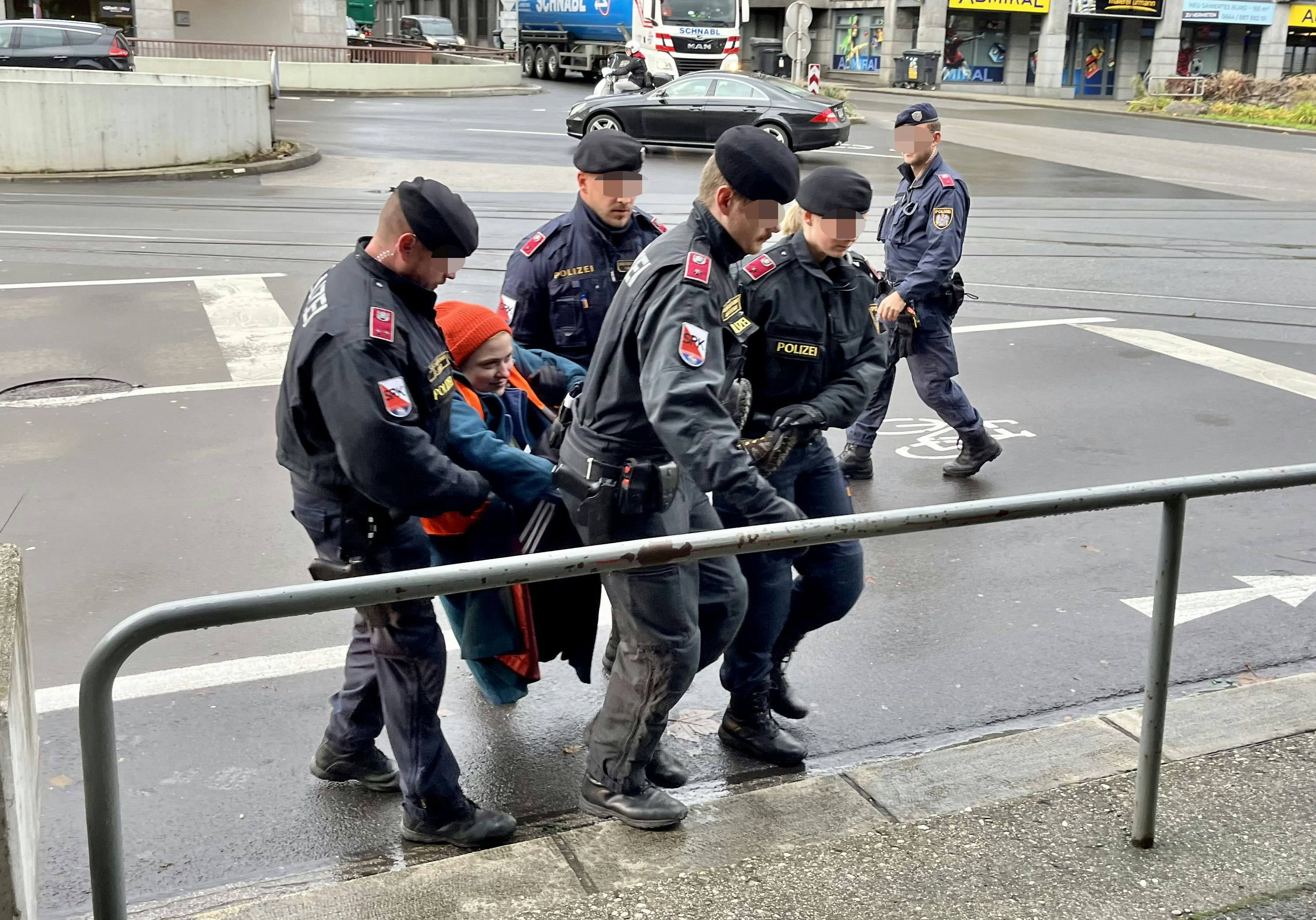 Aktivistin Jelena Saf wird von der Polizei weggetragen, "Heute" hat sie zum Interview getroffen.