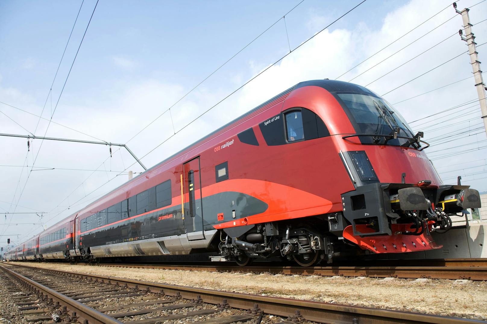 Feuer an Strecke – 130 Fahrgäste aus Zügen evakuiert