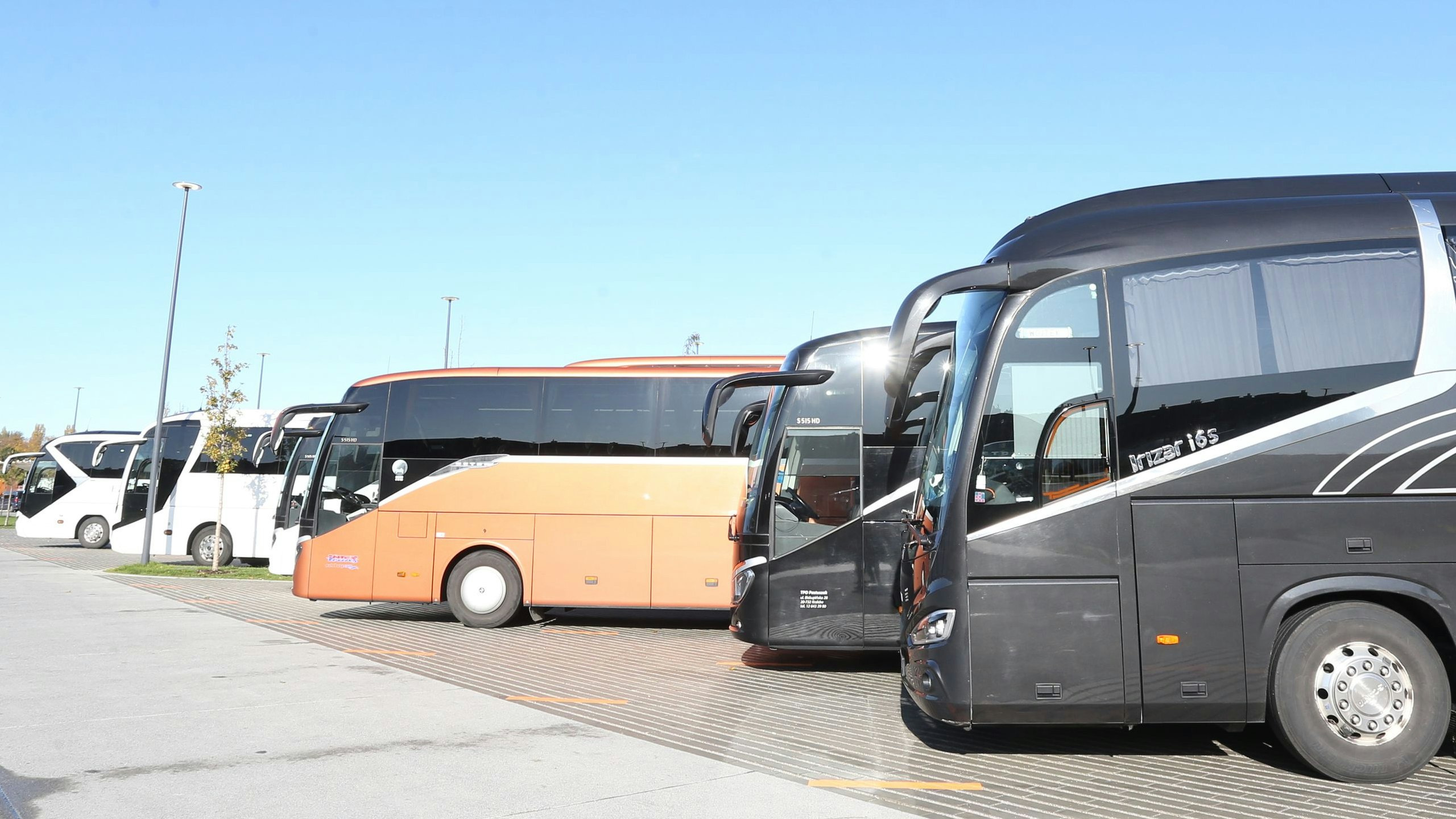 Geparkte Reisebusse in Schönbrunn in Wien. 
