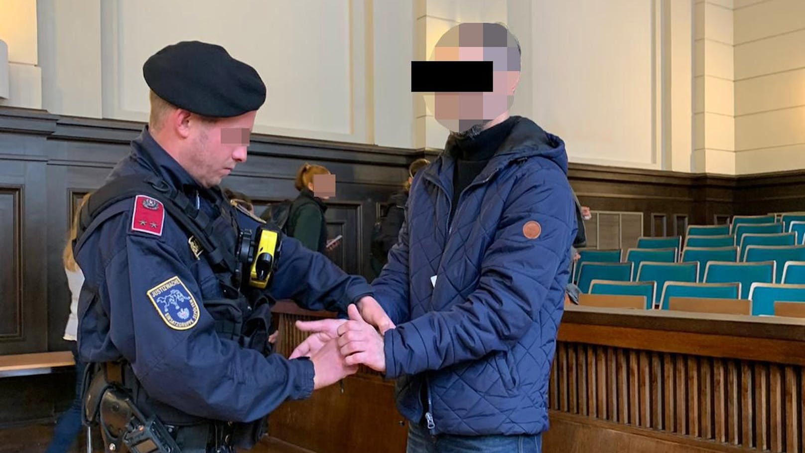Der Angeklagte in St. Pölten vor Gericht: Er soll seine Ex niedergestochen haben.