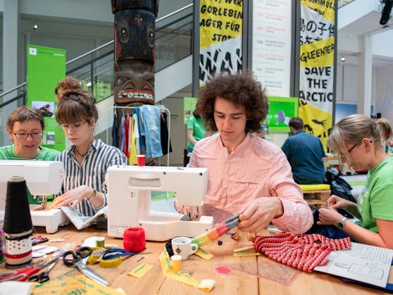 Unter dem Motto "Buy nothing – Make something" zeigen Greenpeace-Ehrenamtliche Alternativen zum Wegwerfkonsum.