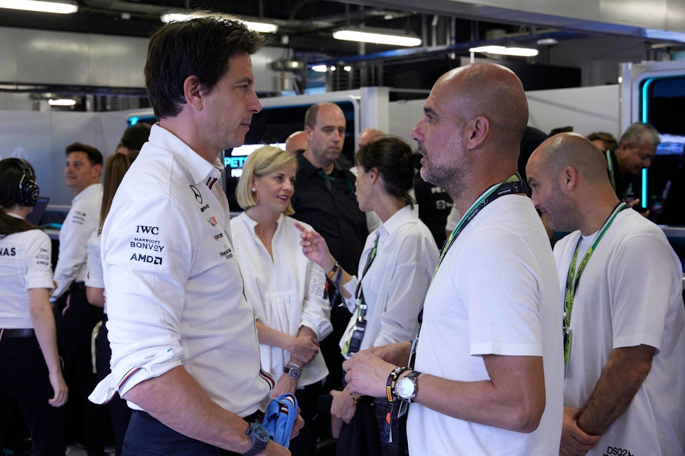Toto Wolff in der Mercedes-Box mit Pep Guardiola