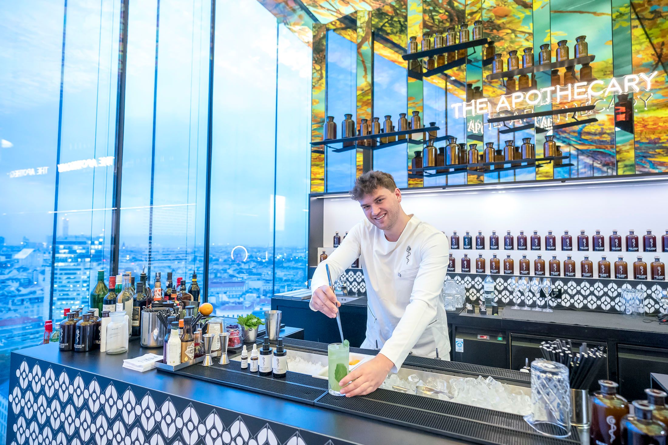 Barkeeper Daniel Heilmeier mixt auch Drinks mit Sonderwünschen in 