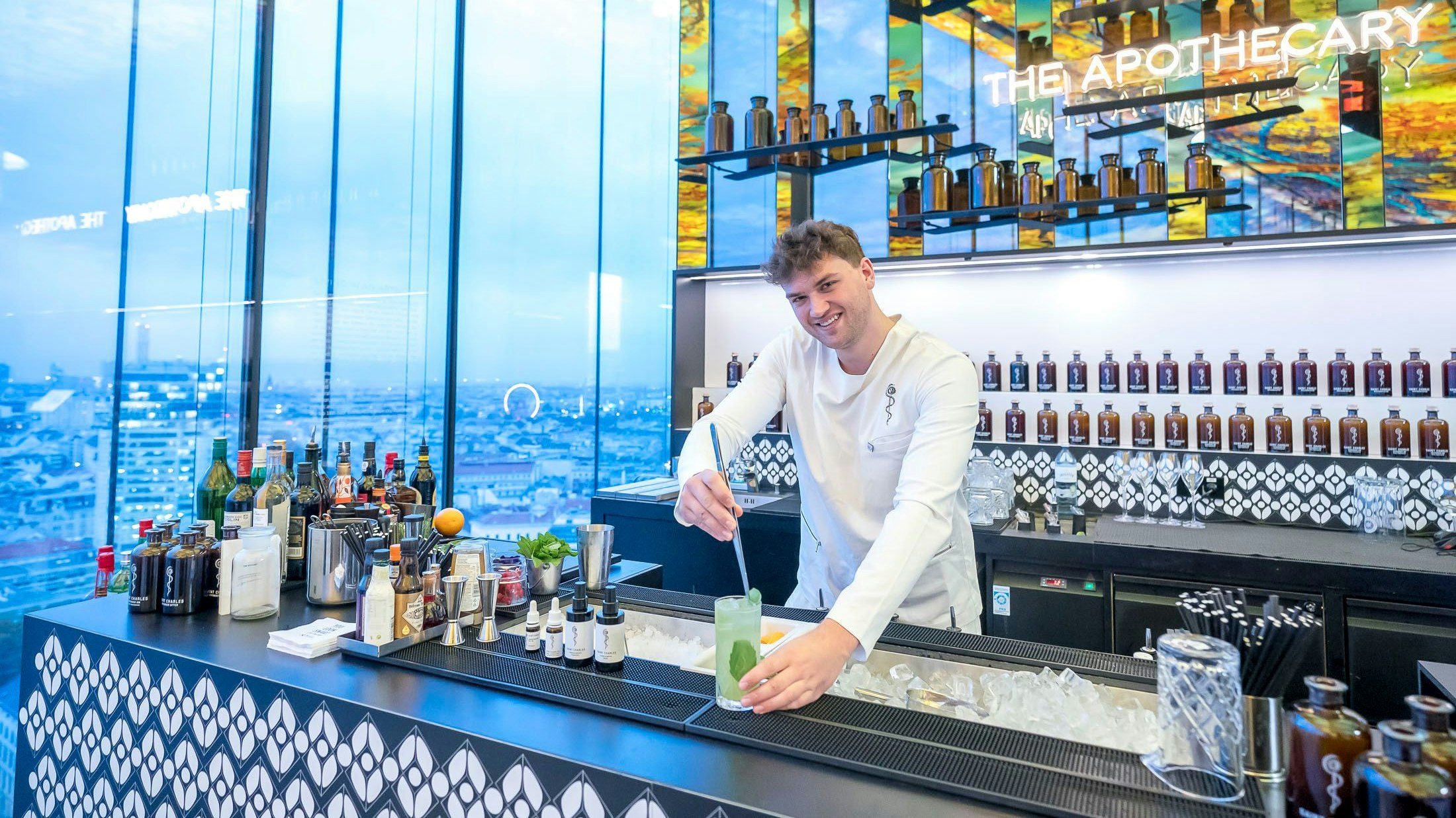 bar apothecary im loft im sofitel vienna in der praterstraße, mit barkeeper daniel heilmeier, 20221116 foto: helmut graf/tageszeitung heute