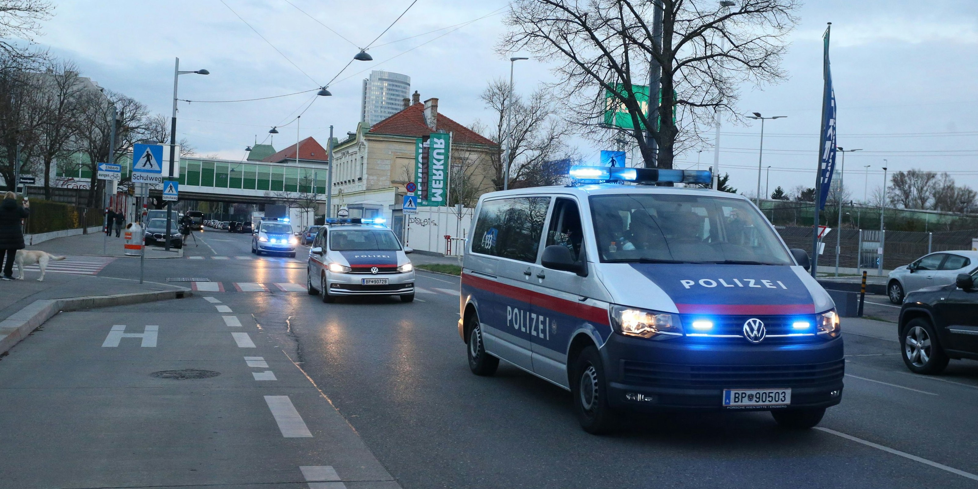 Die Polizei sprach ein Betretungs- und Annäherungsverbot aus.