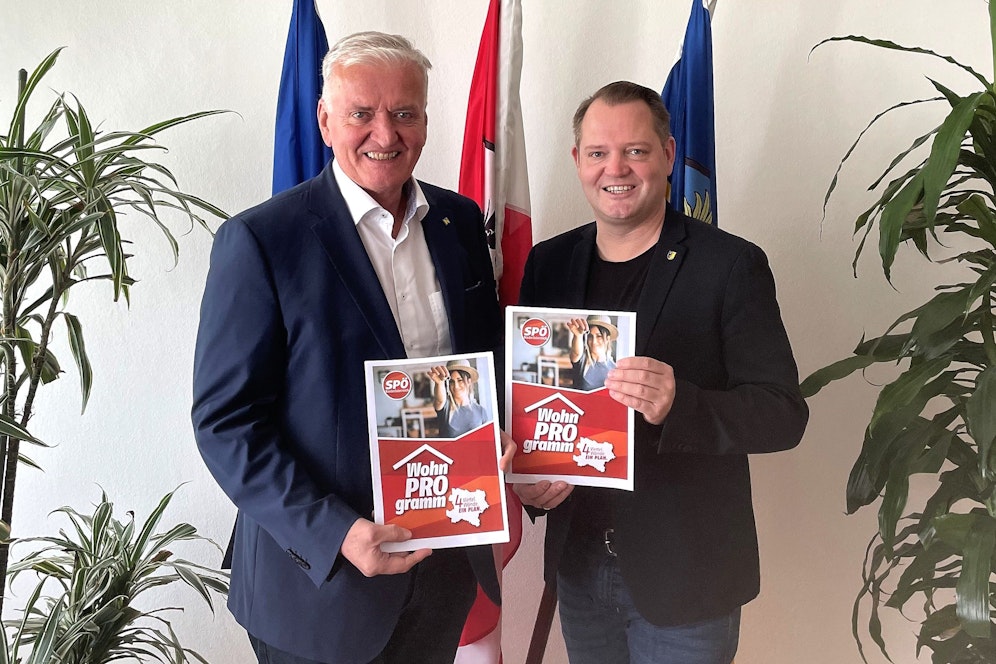 Franz Schnabl (l.) und Christian Samwald mit Wohnbauprojekt