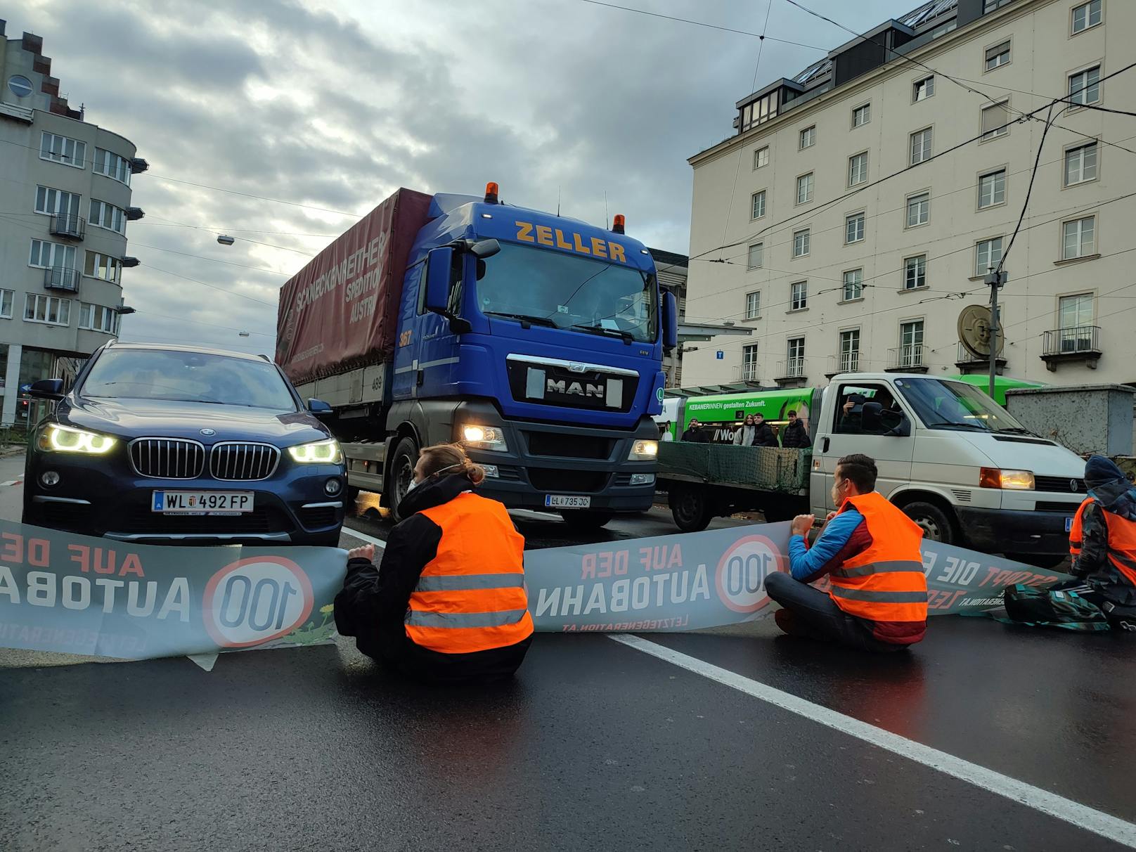 Klima-Aktivisten blockieren derzeit die Linzer Hauptstraße