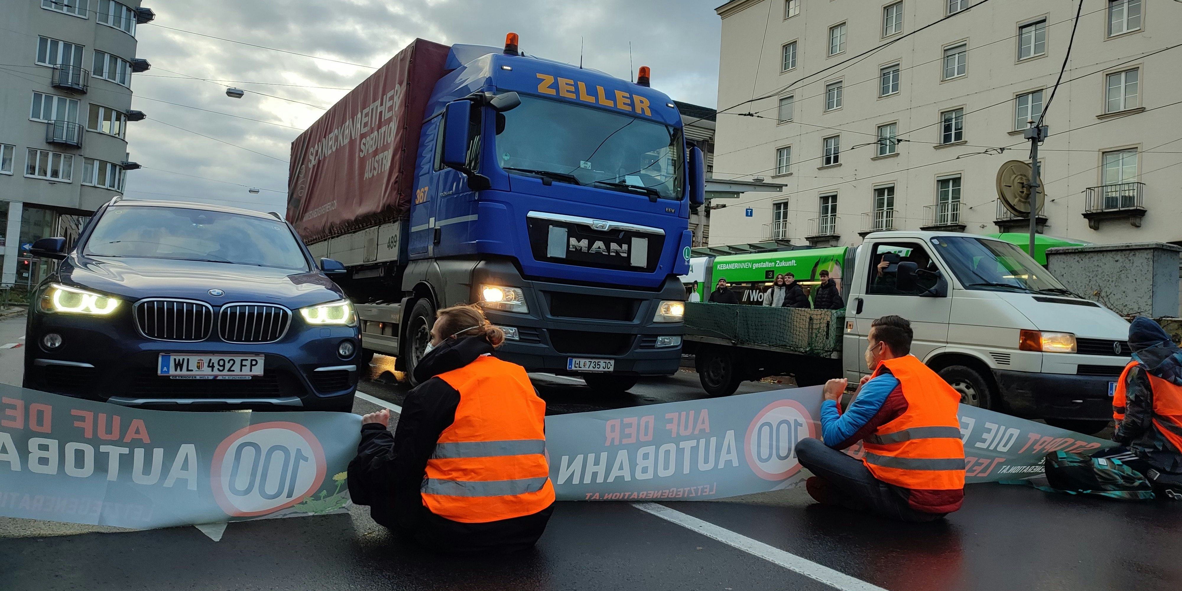 Klima-Aktivisten blockieren derzeit die Linzer Hauptstraße