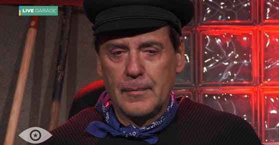 Jörg bricht in Tränen aus.