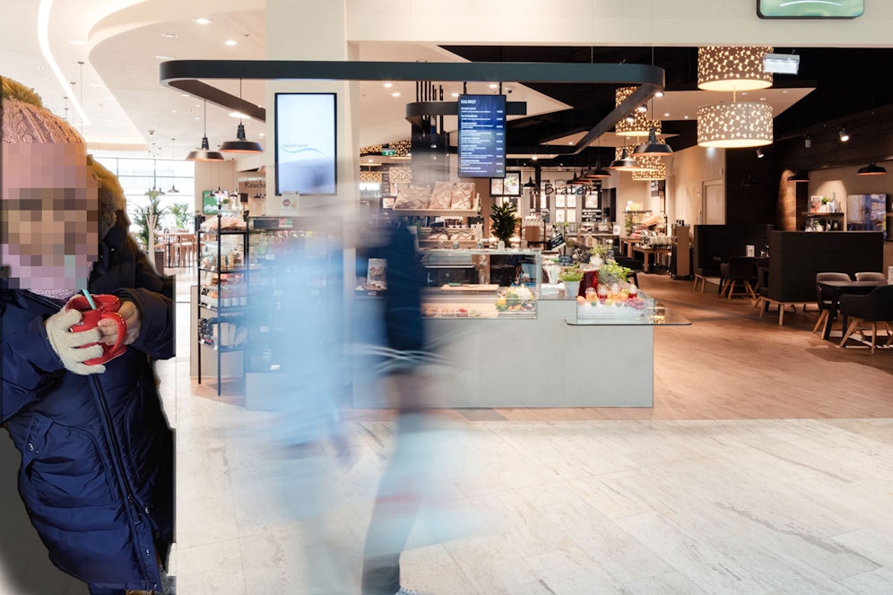 Ein Wiener aß mit seiner Tochter in einem Supermarkt-Restaurant – dabei wurde die Jacke seiner Tochter gestohlen.
