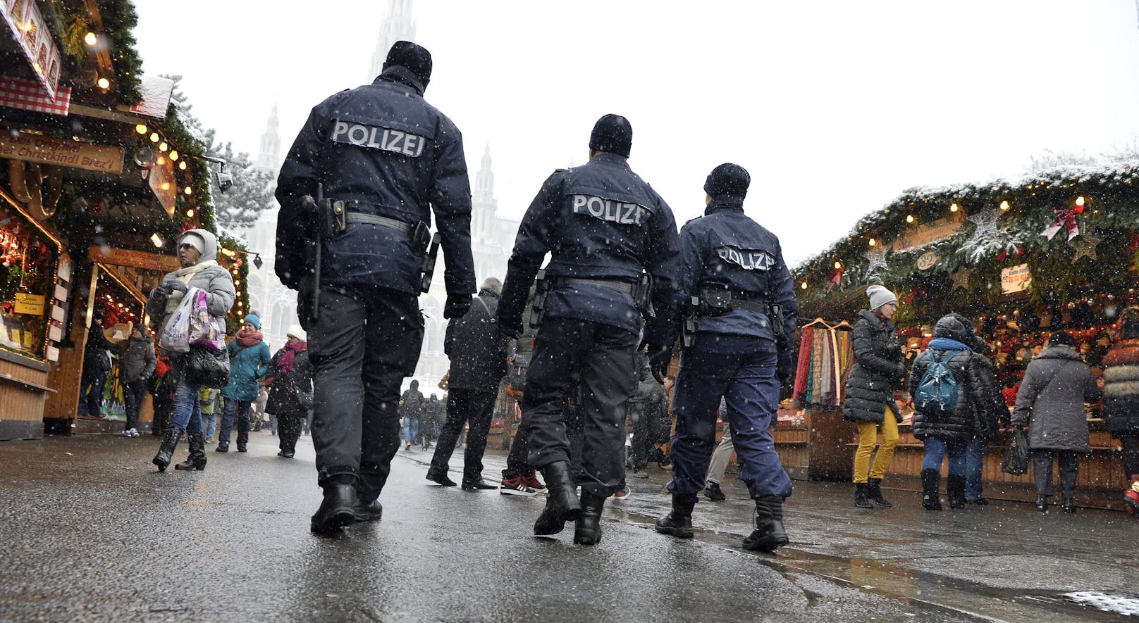 Die Polizei musste zu einem Christkindlmarkt in Kufstein ausrücken, da ein Mann Besucher mit einem Steakmesser bedrohte.